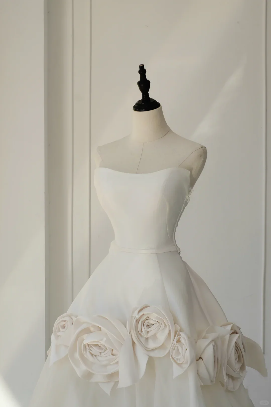 Timeless Bridal Gown Ball Gown Strapless Satin Flowers Sleeveless Long White Wedding Dresses Elegant Bridal Gowns DH890 - Deanwangkt