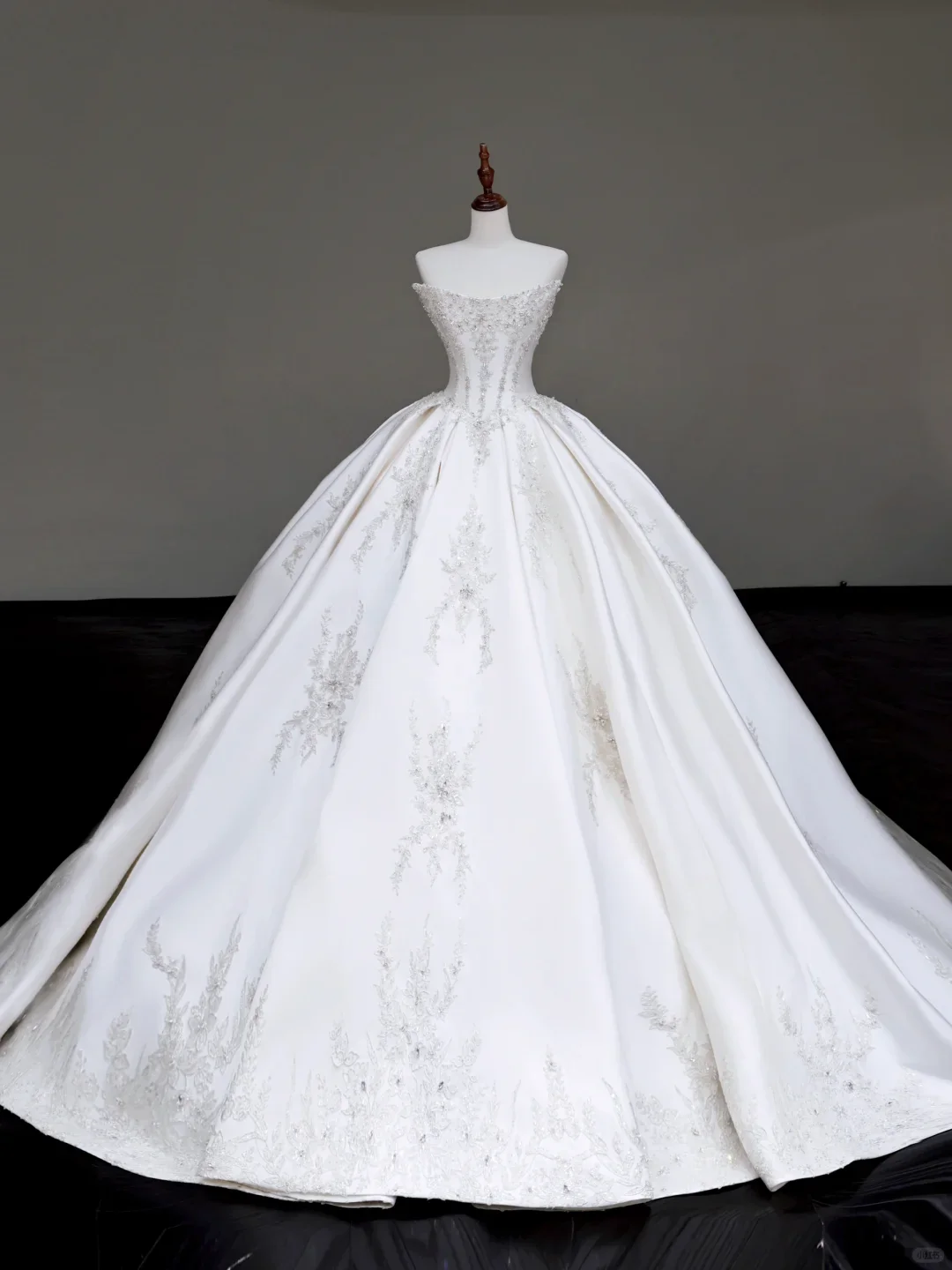 Unique Bridal Gown Ball Gown Strapless White Satin Wedding Dresses Beads Bridal Gowns DP708 - Deanwangkt