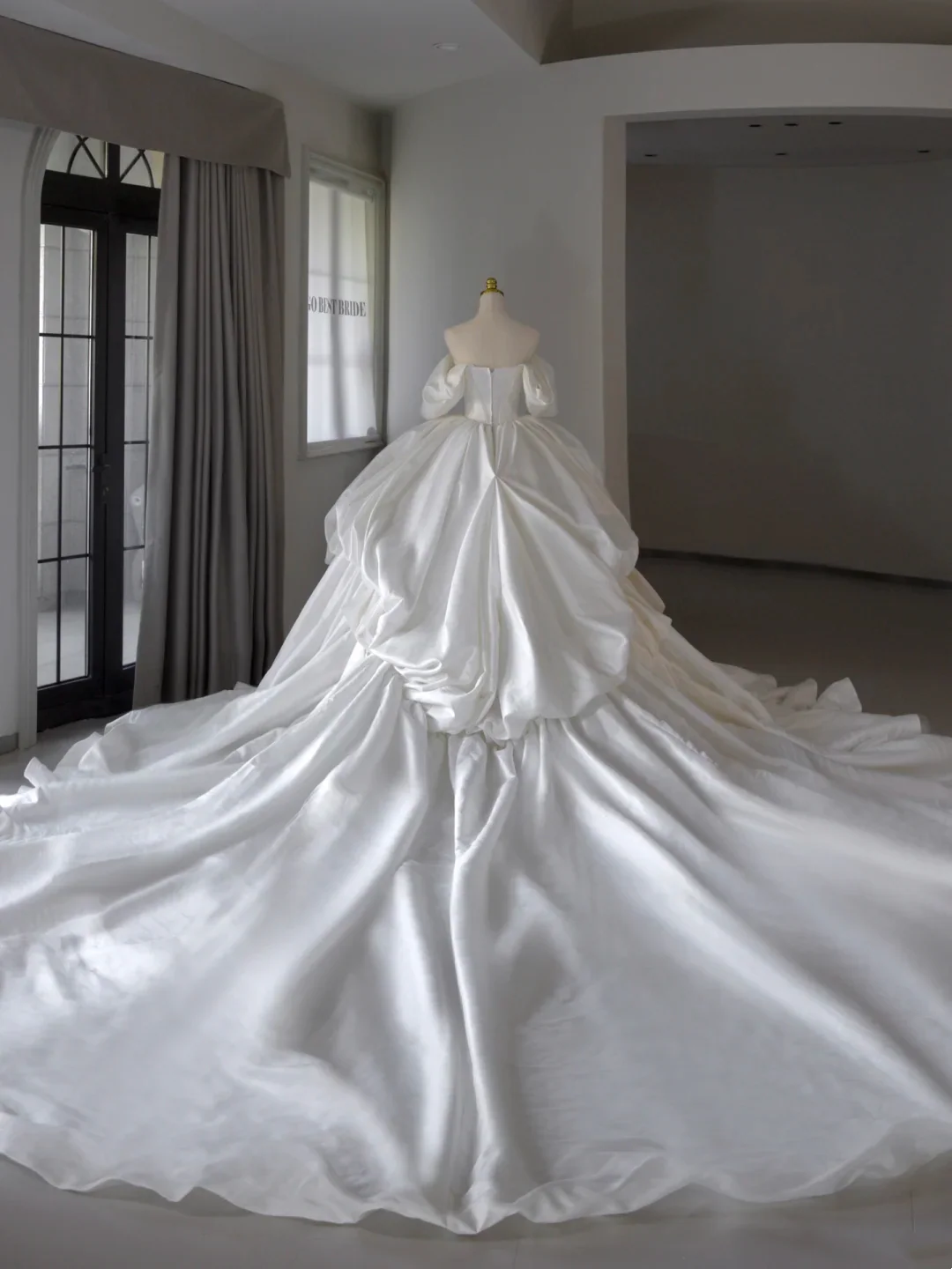 Princess Bridal Dress Ball Gown Off The Shoulder Satin Wedding Dress With Short Sleeves Wedding Dresses Modest Wedding Gowns DH1544 - Deanwangkt