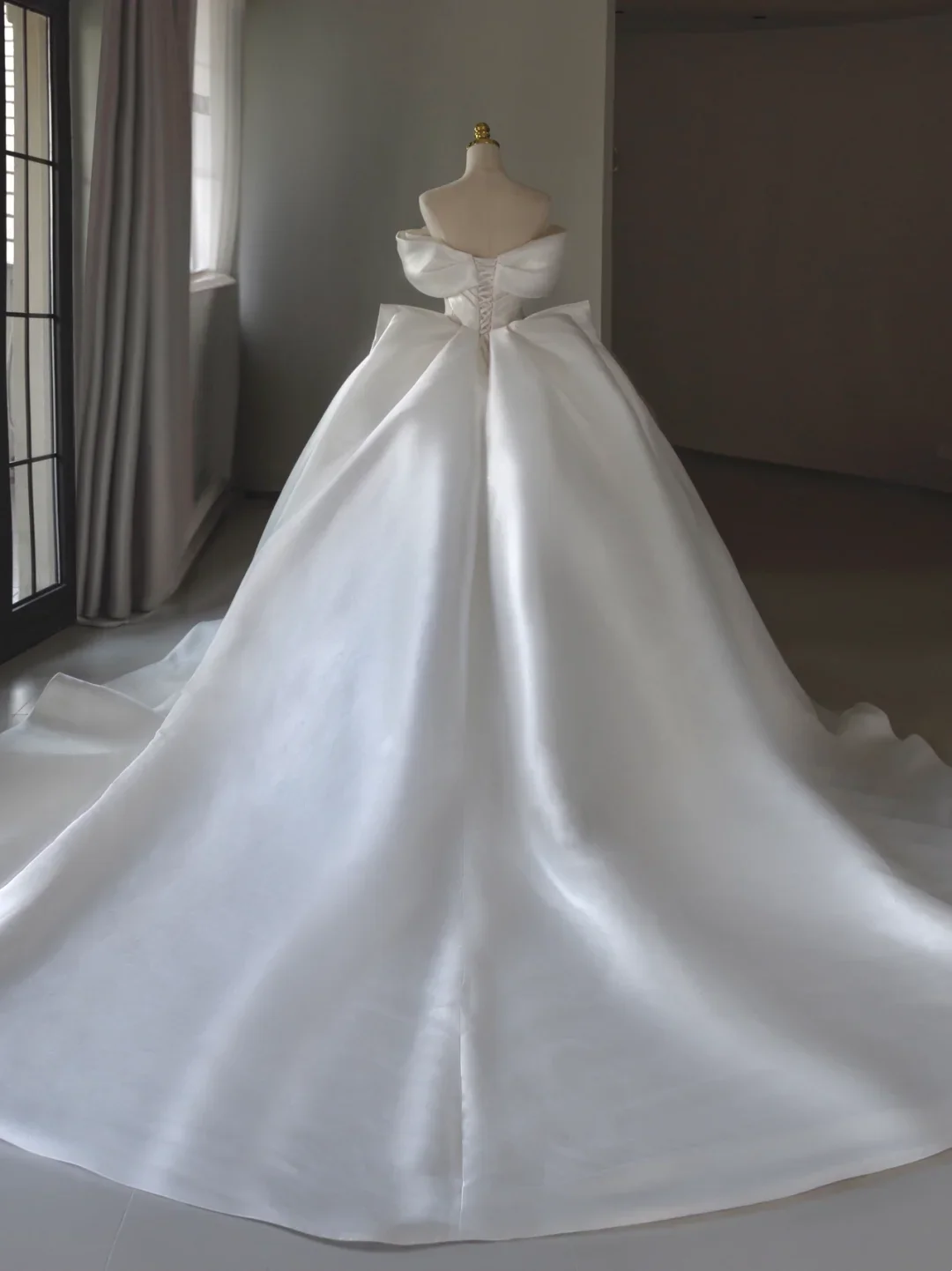 Princess Bridal Gown Ball Gown Off The Shoulder Satin Wedding Dress With White Short Sleeves Wedding Dresses Modest Wedding Gowns DH1288 - Deanwangkt