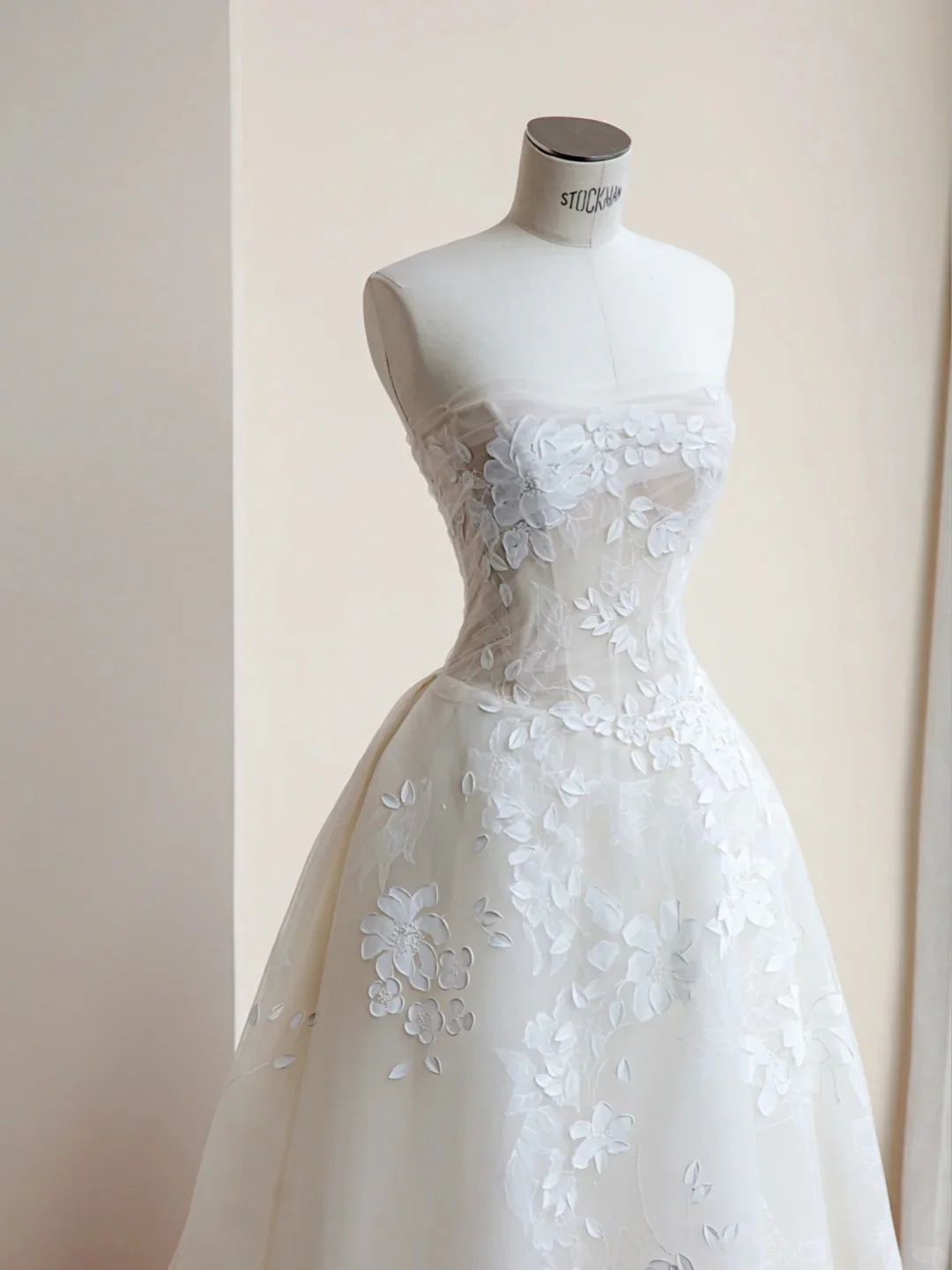 Elegant Strapless White Wedding Dress Applique Ball Gown Tulle Long Bridal Gowns DP2863 - Deanwangkt