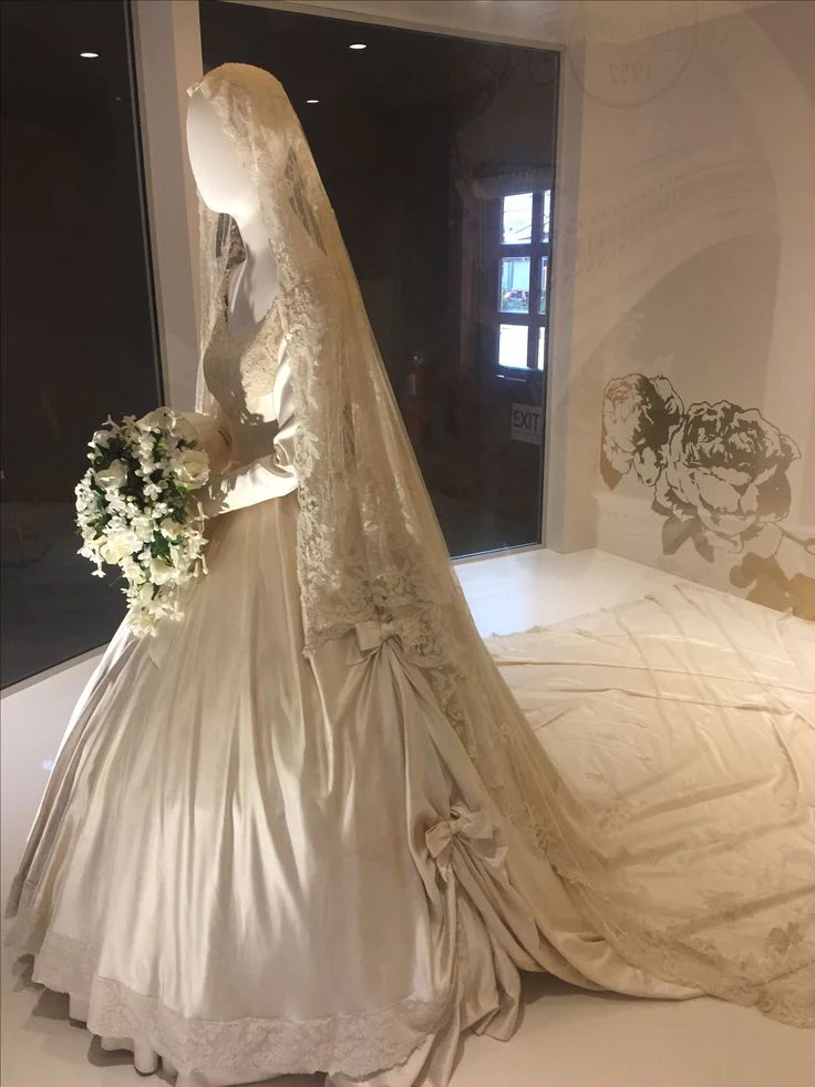 Retro Wedding Dresses Ball Gown V Neck Satin Ivory Long Wedding Dresses Simple Bride Dress Bridal Gowns DH1484 - Deanwangkt