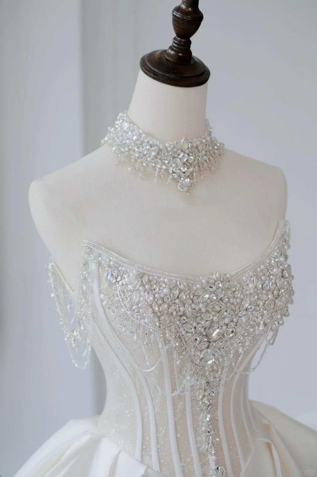 Timeless Bridal Gown Ball Gown Strapless Satin Silver Beads Sleeveless Long White Wedding Dresses Elegant Bridal Gowns DH888 - Deanwangkt