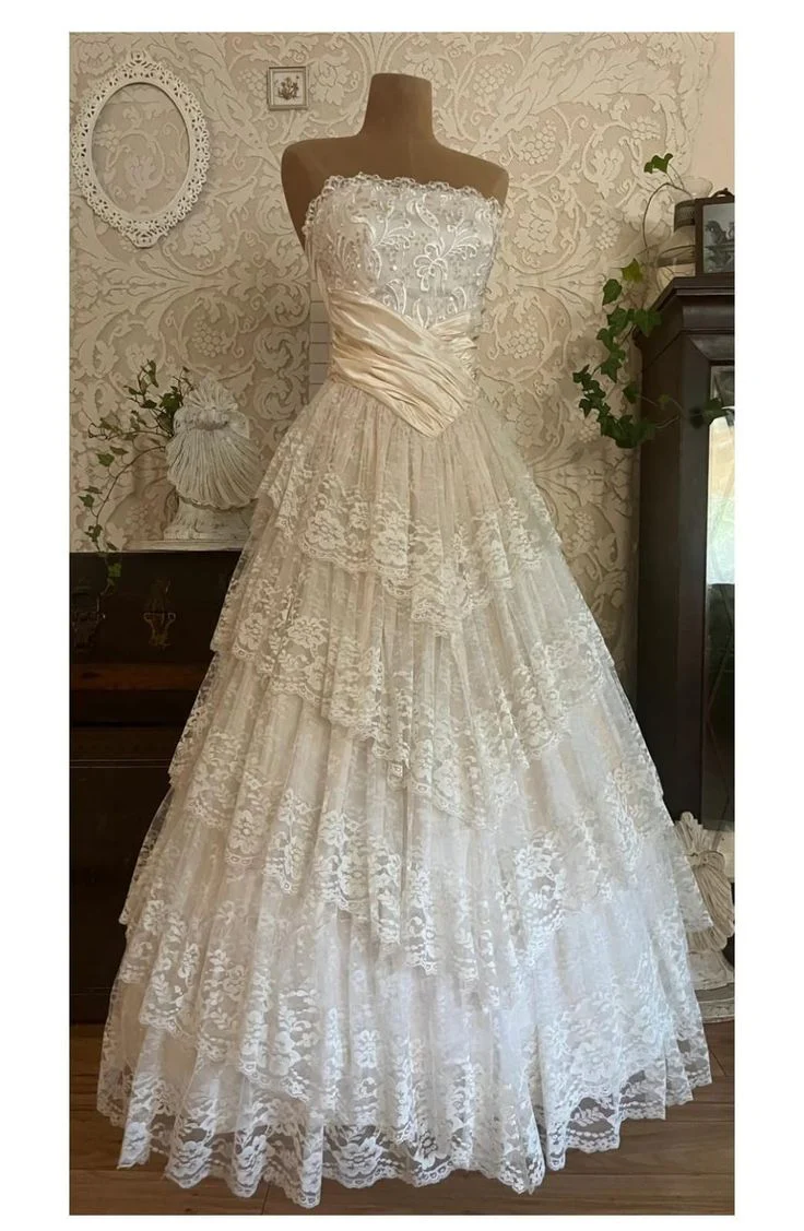 Princess Bridal Dress Ball Gown Strapless Sleeveless Lace White Appliques Wedding Dresses Pretty Bridal Gowns DH949 - Deanwangkt