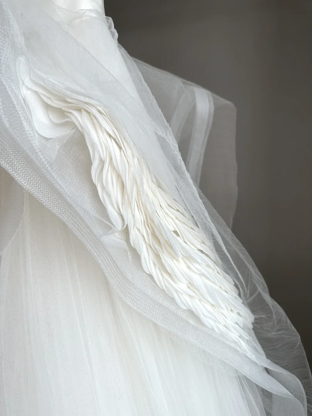 Ethereal Wedding Dress Ball Gown Sweetheart Tulle White Sleeveless Long Simple Wedding Dresses Bridal Gowns DH2052 - Deanwangkt