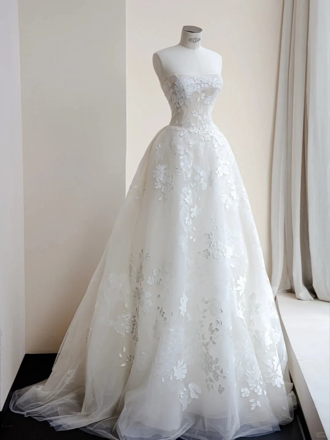 Elegant Strapless White Wedding Dress Applique Ball Gown Tulle Long Bridal Gowns DP2863 - Deanwangkt