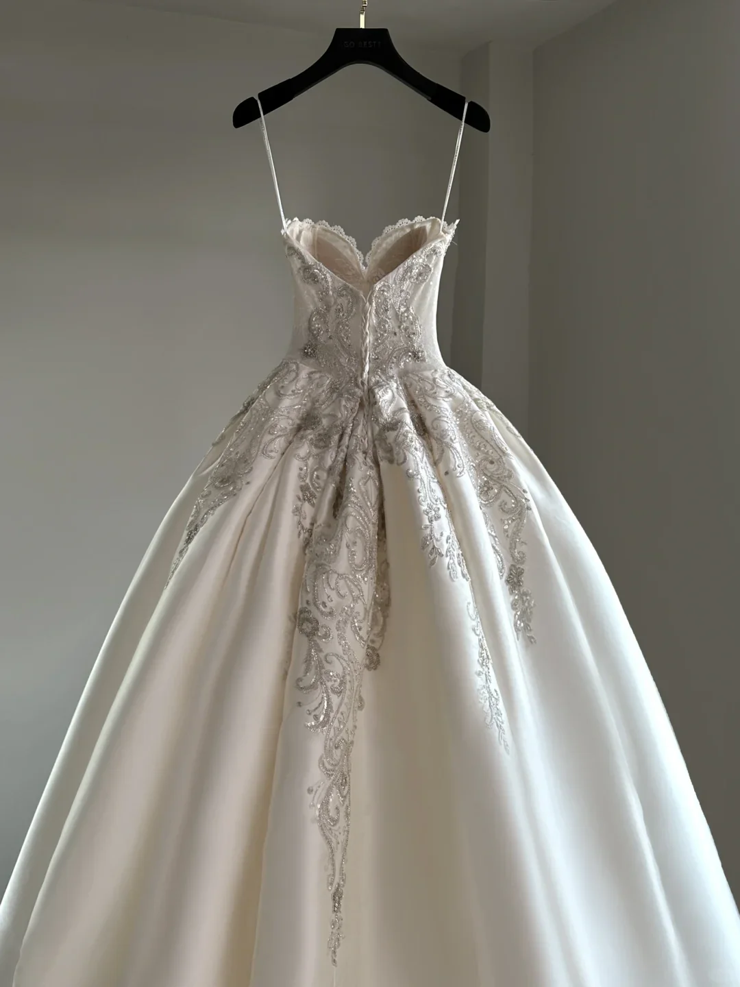 Ethereal Wedding Dress Ball Gown Sweetheart Satin White Sleeveless Long Wedding Dresses Bridal Gowns DH2050 - Deanwangkt