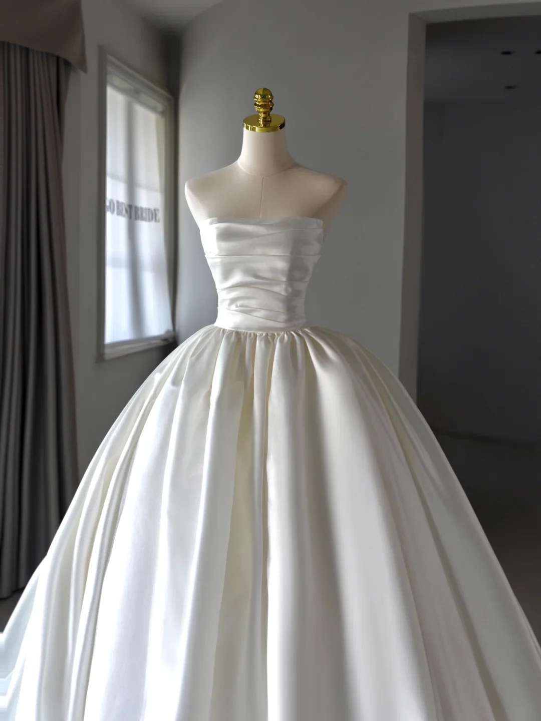 Princess Bridal Dress Ball Gown Strapless Satin Wedding Dress With Ruffles White Wedding Dresses Simple Wedding Gowns DH1552 - Deanwangkt