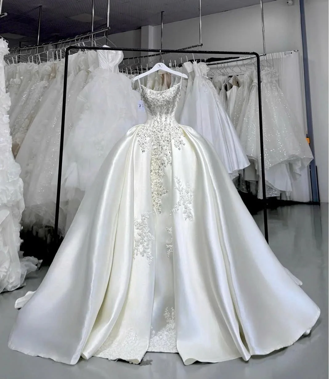 Modest Strapless Luxury Wedding Dresses White Ball Gown Beaded Applique Sleeveless Bridal Gowns DP2984 - Deanwangkt