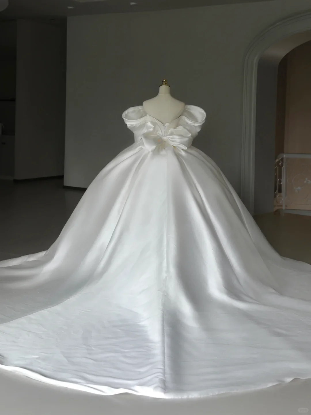 Princess Bridal Gown Ball Gown Off The Shoulder Satin Wedding Dress With White Short Sleeves Wedding Dresses Modest Wedding Gowns DH1287 - Deanwangkt