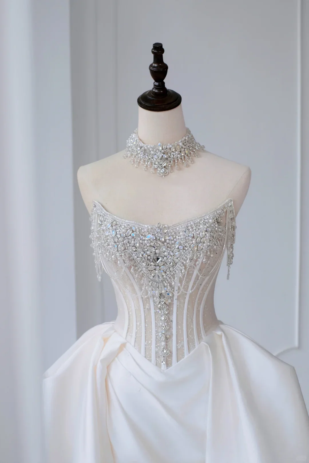 Timeless Bridal Gown Ball Gown Strapless Satin Silver Beads Sleeveless Long White Wedding Dresses Elegant Bridal Gowns DH888 - Deanwangkt