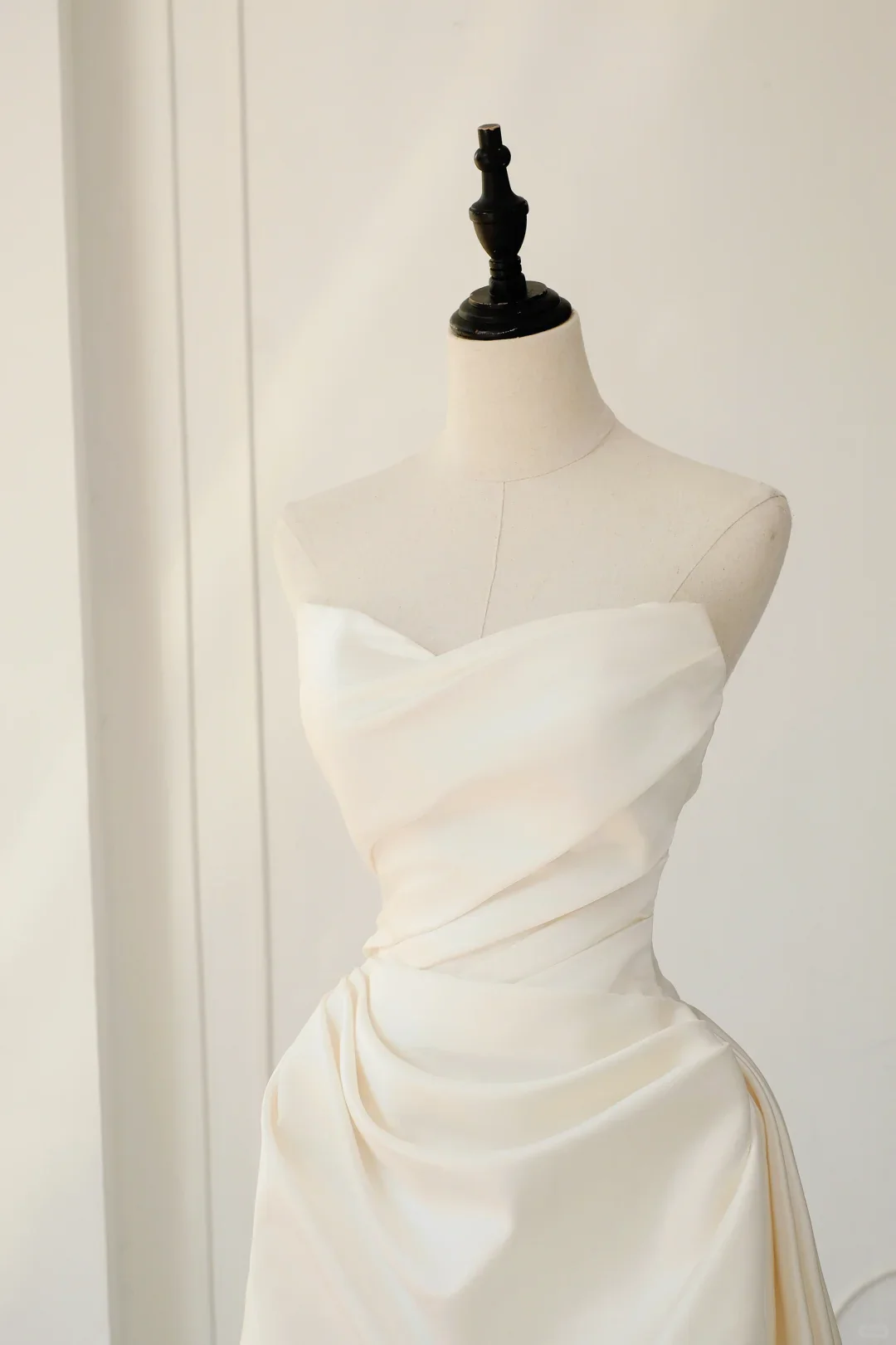 Timeless Bridal Gown Ball Gown Strapless Satin Pleated Sleeveless Long White Wedding Dresses Elegant Bridal Gowns DH893 - Deanwangkt