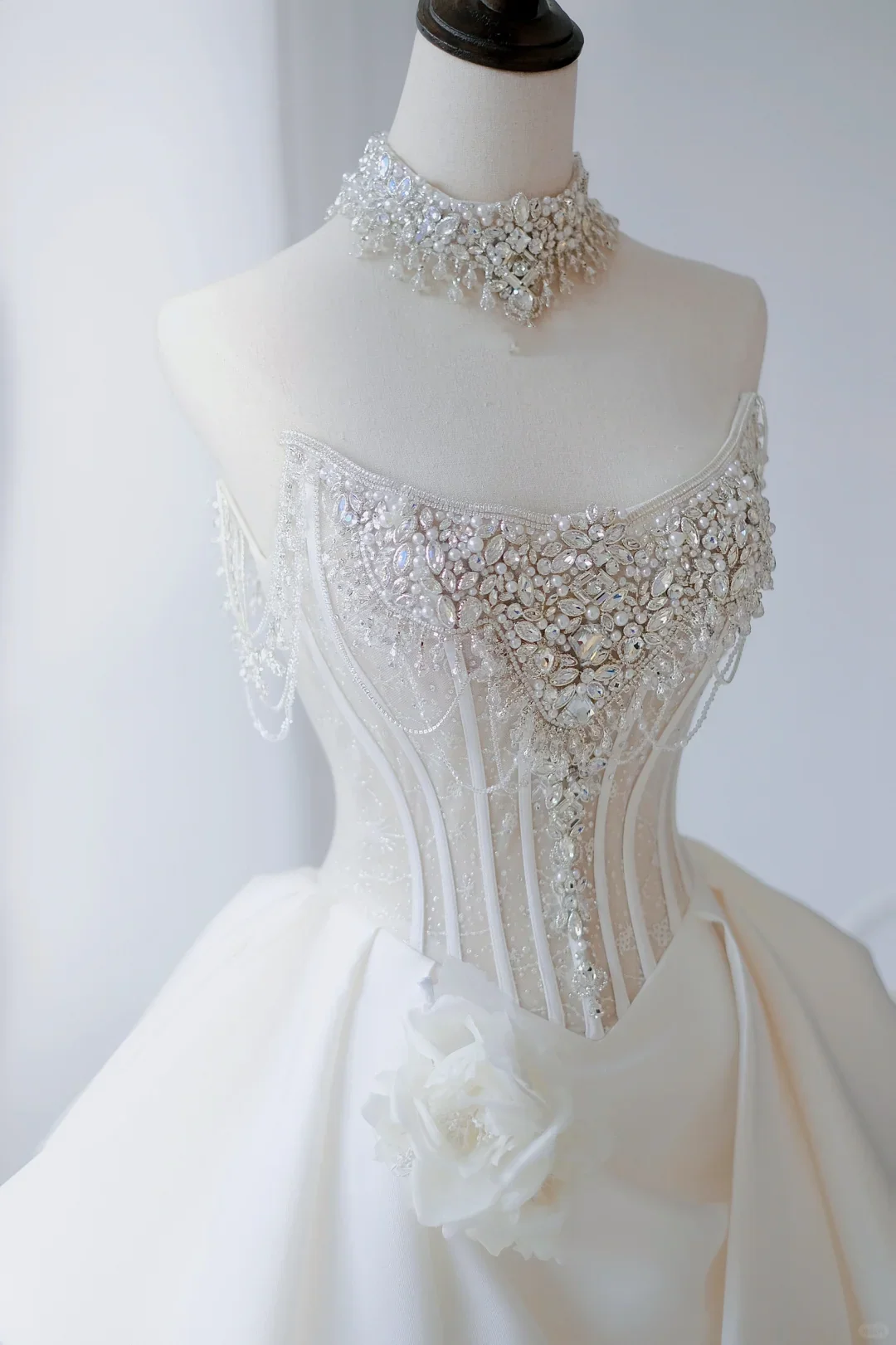 Timeless Bridal Gown Ball Gown Strapless Satin Silver Beads Sleeveless Long White Wedding Dresses Elegant Bridal Gowns DH888 - Deanwangkt