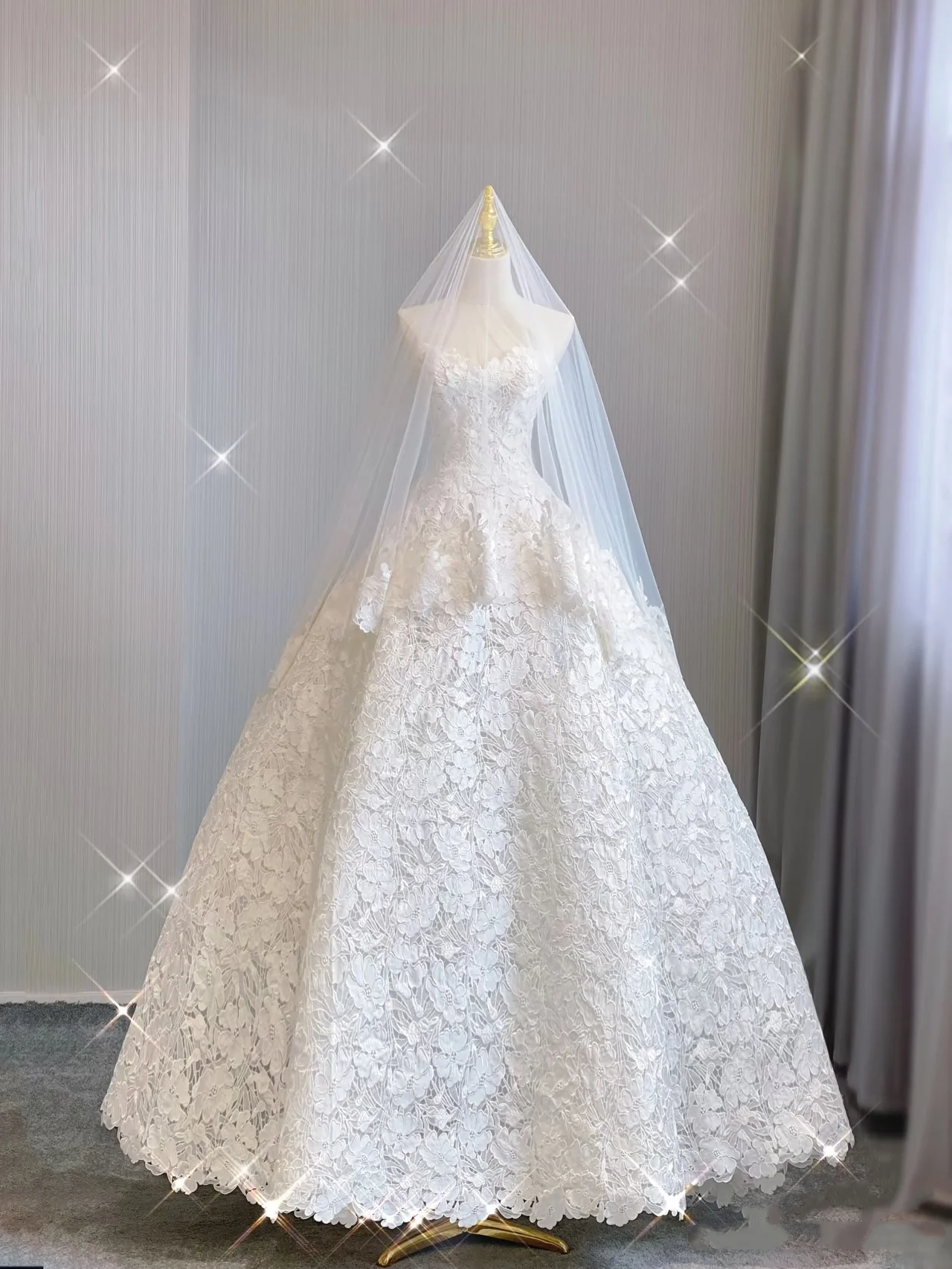 Extravagant Ball Gown Strapless White Lace Long Wedding Dresses Elegant Bridal Gowns DH680 - Deanwangkt