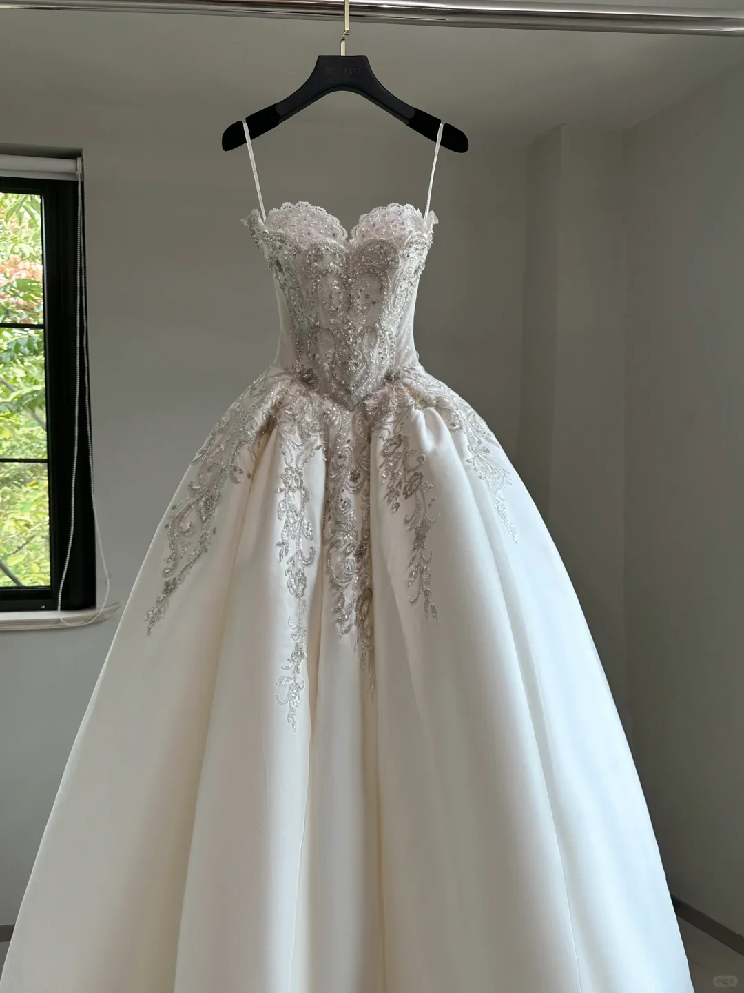 Ethereal Wedding Dress Ball Gown Sweetheart Satin White Sleeveless Long Wedding Dresses Bridal Gowns DH2050 - Deanwangkt