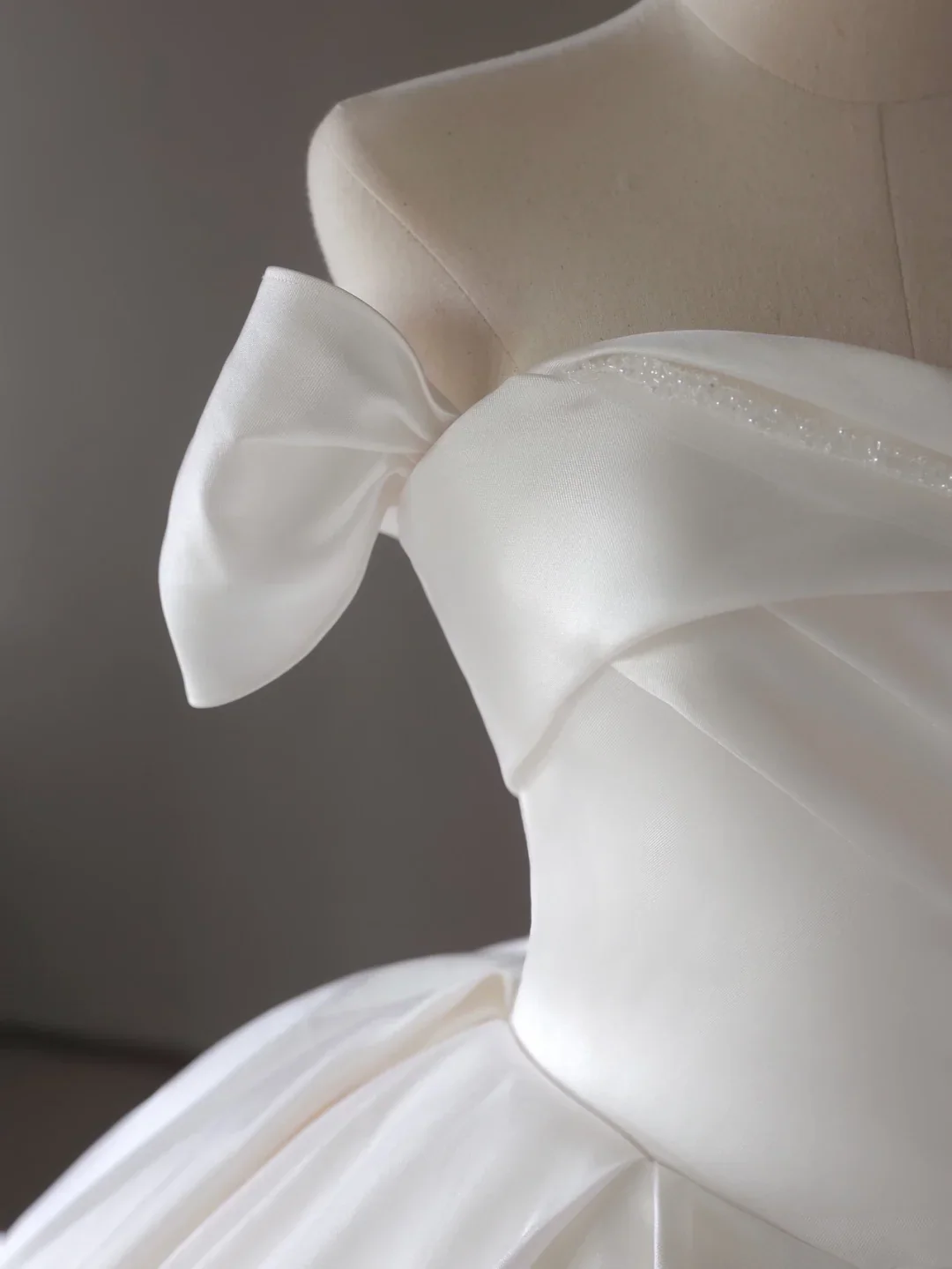 Princess Bridal Dress Ball Gown Off The Shoulder Satin Wedding Dress With White Short Sleeves Wedding Dresses Modest Wedding Gowns DH1289 - Deanwangkt