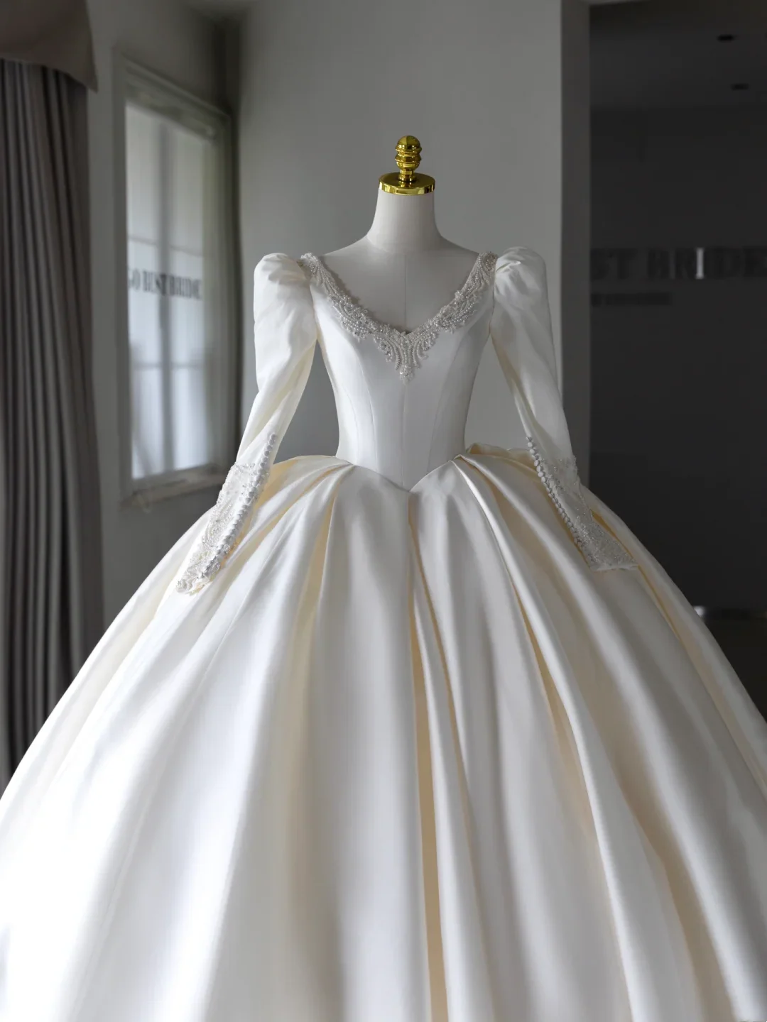 Princess Bridal Dress Ball Gown V Neck Long Sleeves White Wedding Dress With Ruffles Beads White Wedding Dresses Modest Wedding Gowns DH1563 - Deanwangkt