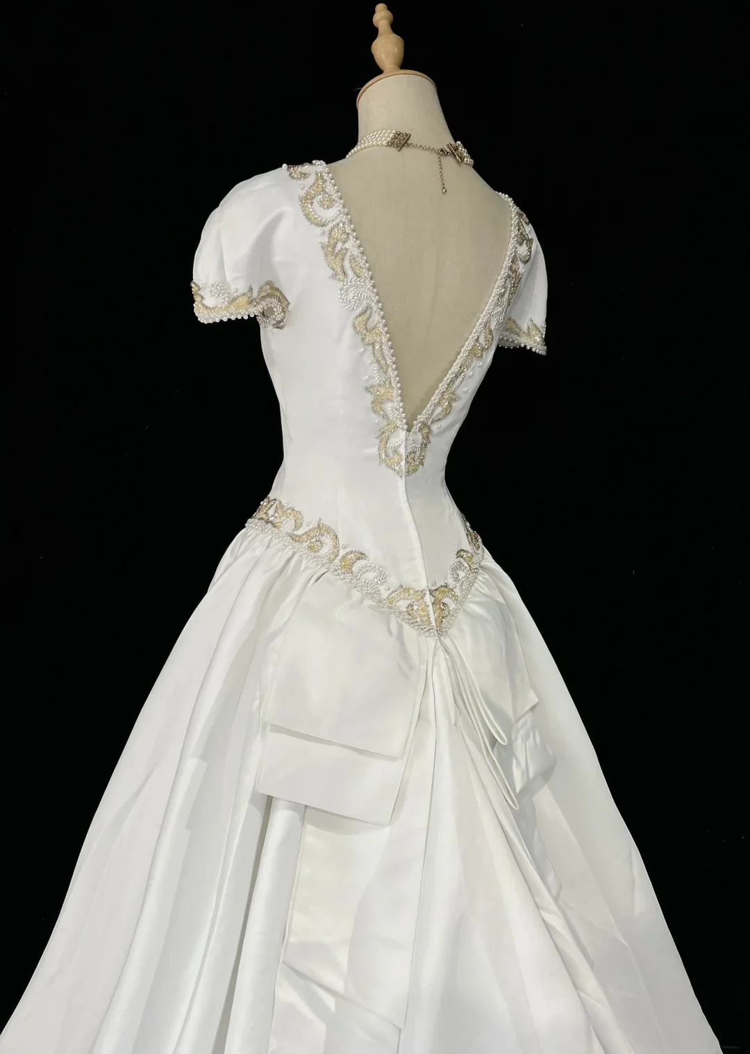 Classic Wedding Dress Ball Gown V Neck White Satin Long 70s Wedding Dresses Vintage Bride Dress Bridal Gowns DH1260 - Deanwangkt