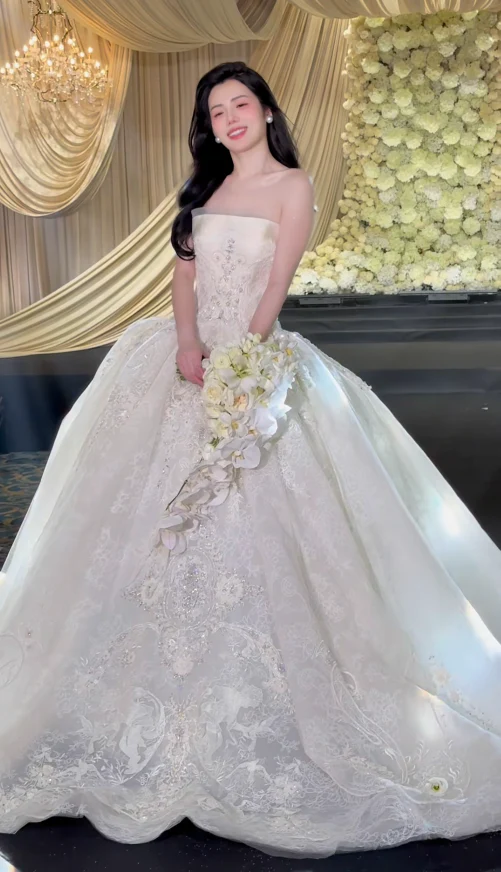 Gorgeous Strapless Ball Gown Lace Long Wedding Dresses Applique White Bridal Gowns Sleeveless Bridal Dresses DP3861 - Deanwangkt