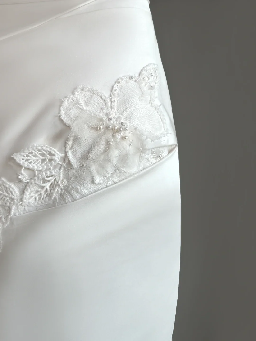 Unique Wedding Dress Ball Gown Strapless Satin White Sleeveless Long Wedding Dresses Bridal Gowns DH2051 - Deanwangkt