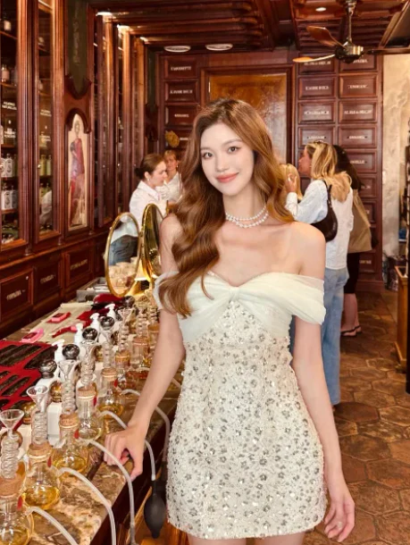 Elegant Off-the-shoulder Sheath Satin Diamond Short Birthday Dresses Sexy Homecoming Dresses DP3006 - Deanwangkt