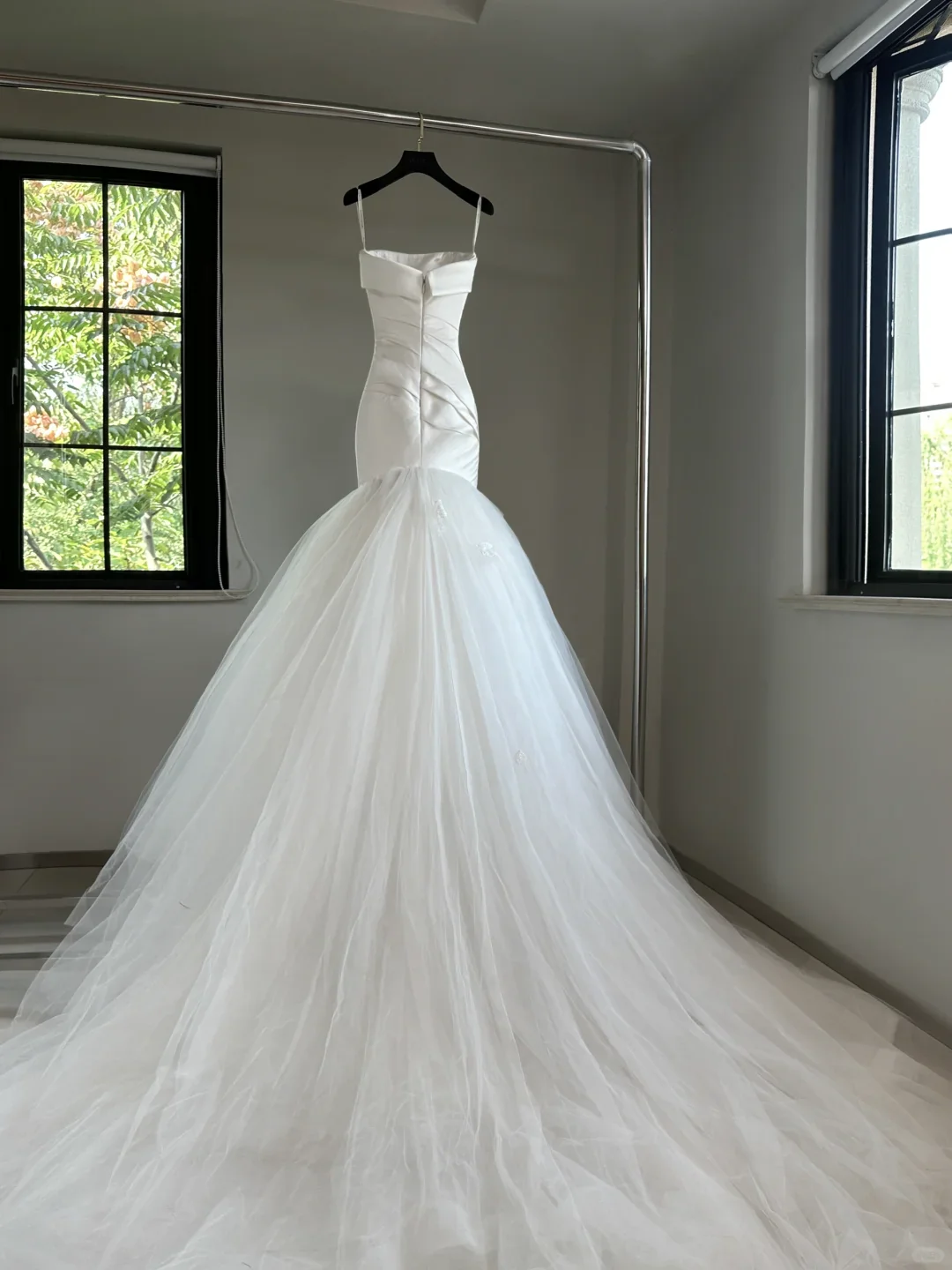 Unique Wedding Dress Ball Gown Strapless Satin White Sleeveless Long Wedding Dresses Bridal Gowns DH2051 - Deanwangkt
