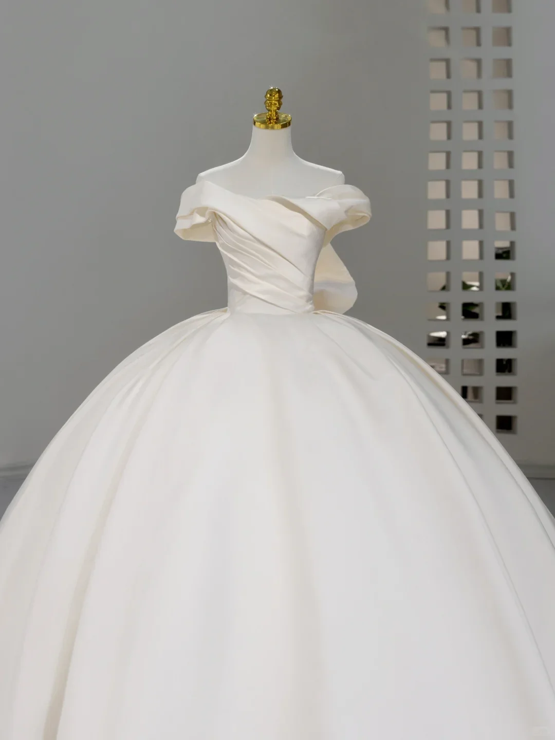 Princess Bridal Dress Ball Gown Off The Shoulder Ivory Satin Wedding Dress With Pleated Wedding Dresses Modest Wedding Gowns DH2047 - Deanwangkt