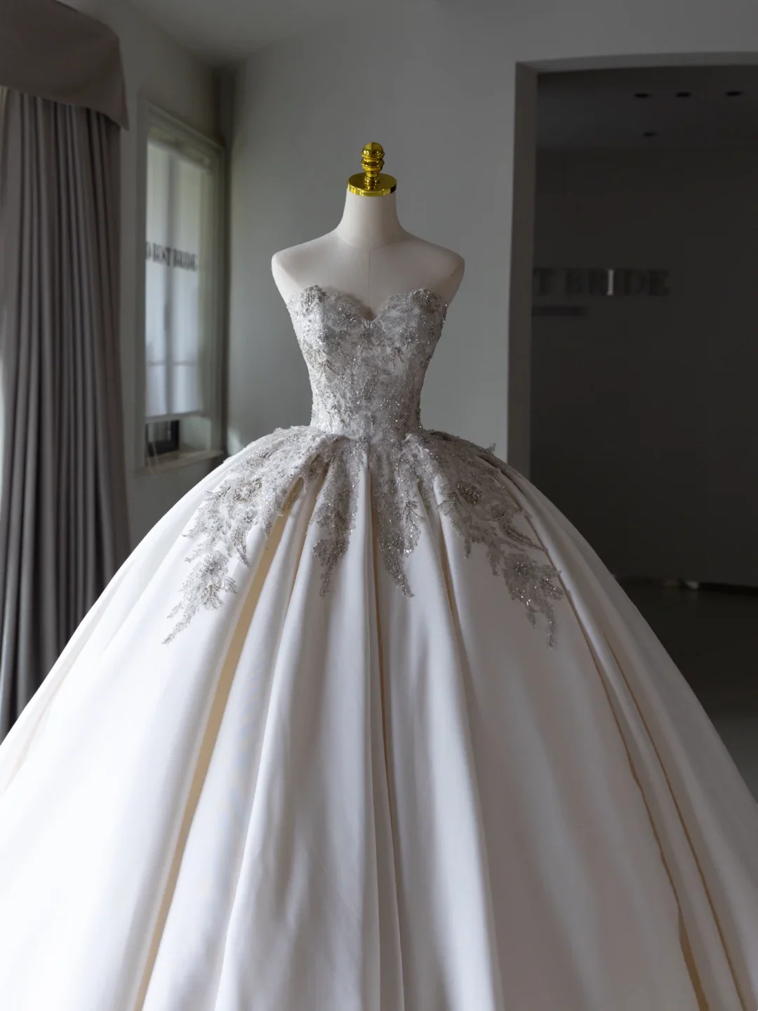Luxury Ball Gown Sweetheart With Beads Wedding Dress Modest Wedding Dresses Princess Wedding Gowns DH1562 - Deanwangkt