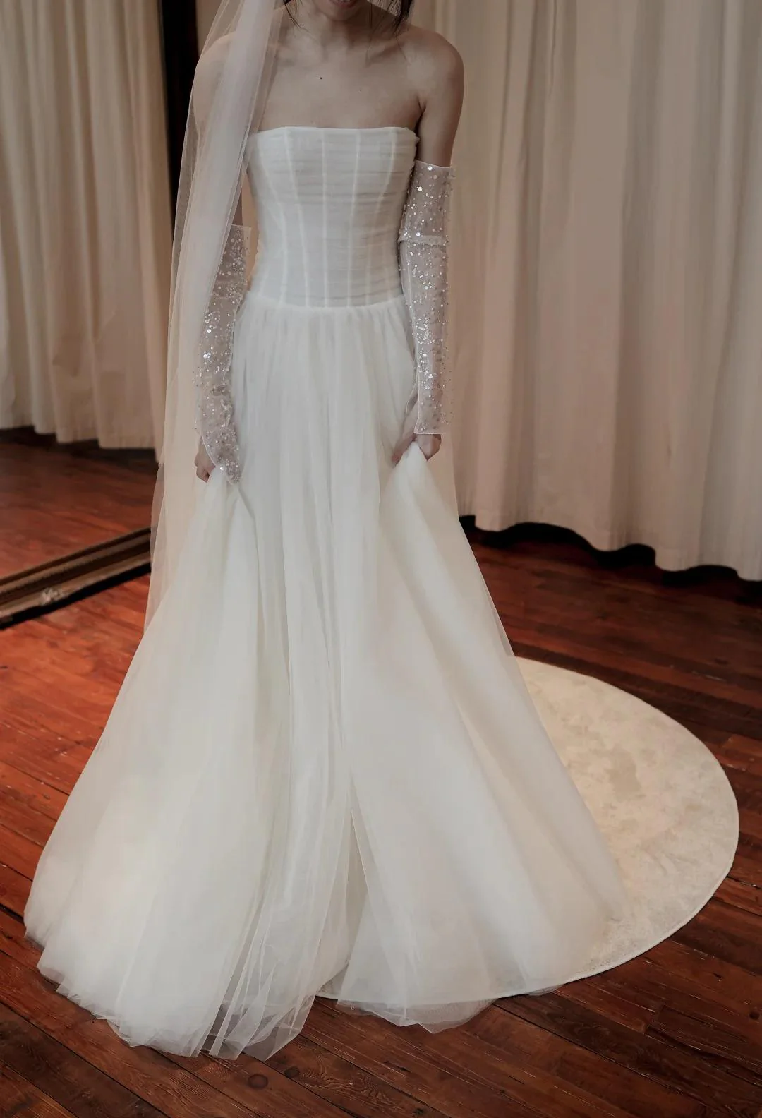 Timeless Strapless Ball Gown Tulle Wedding Dress Elegant Ivory Sleeveless Bridal Dress DP2972 - Deanwangkt