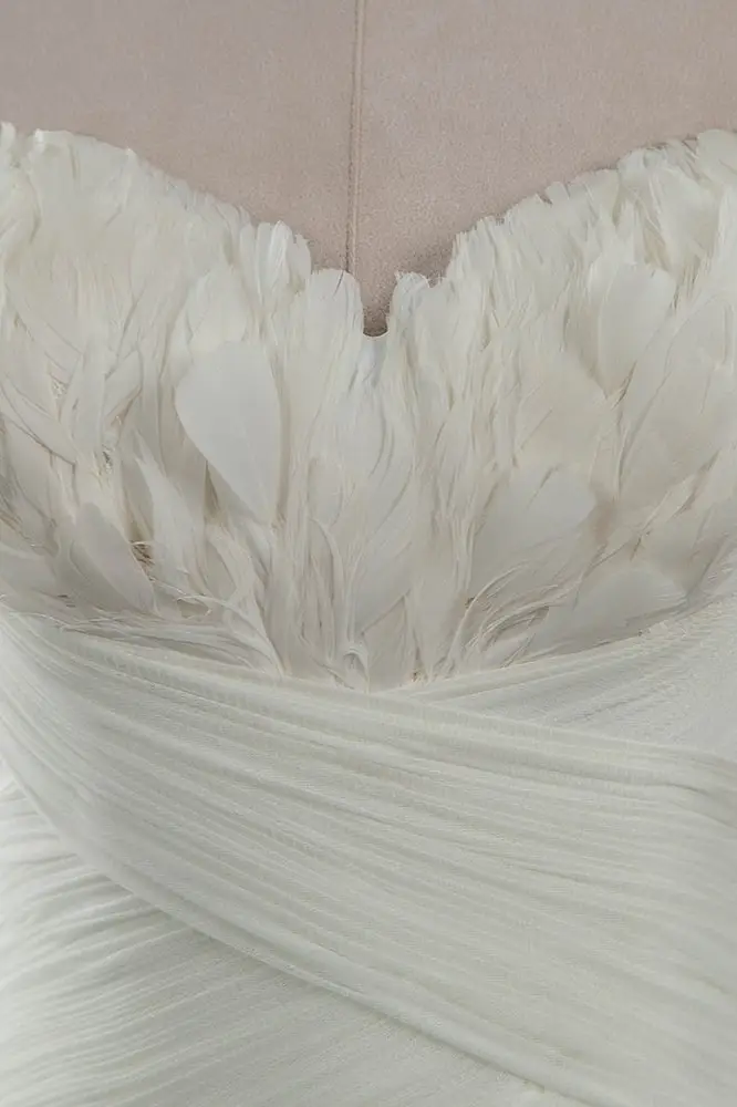 Chic Strapless Sweetheart Ivory Wedding Dresses Ruffles Tulle Sleeveless Bridal Gowns with Feather DP615 - Deanwangkt