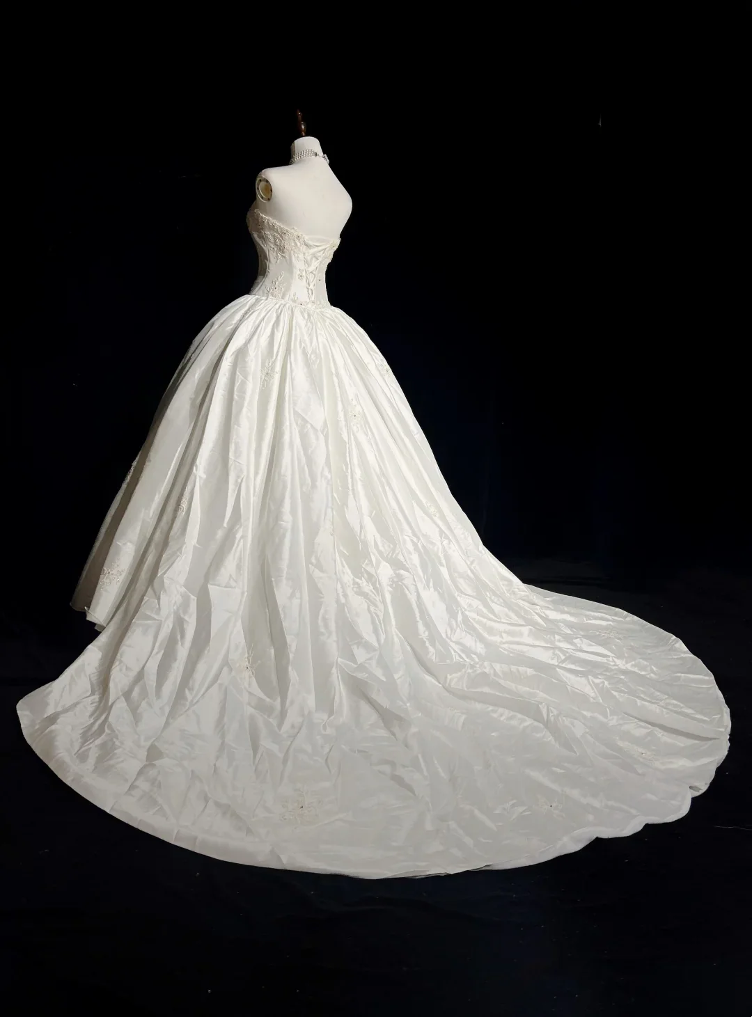 Unique Bridal Gown Ball Gown Sweetheart Appliques Lace Sleeveless White 50s Wedding Dresses Vintage Bridal Gowns DH1121 - Deanwangkt