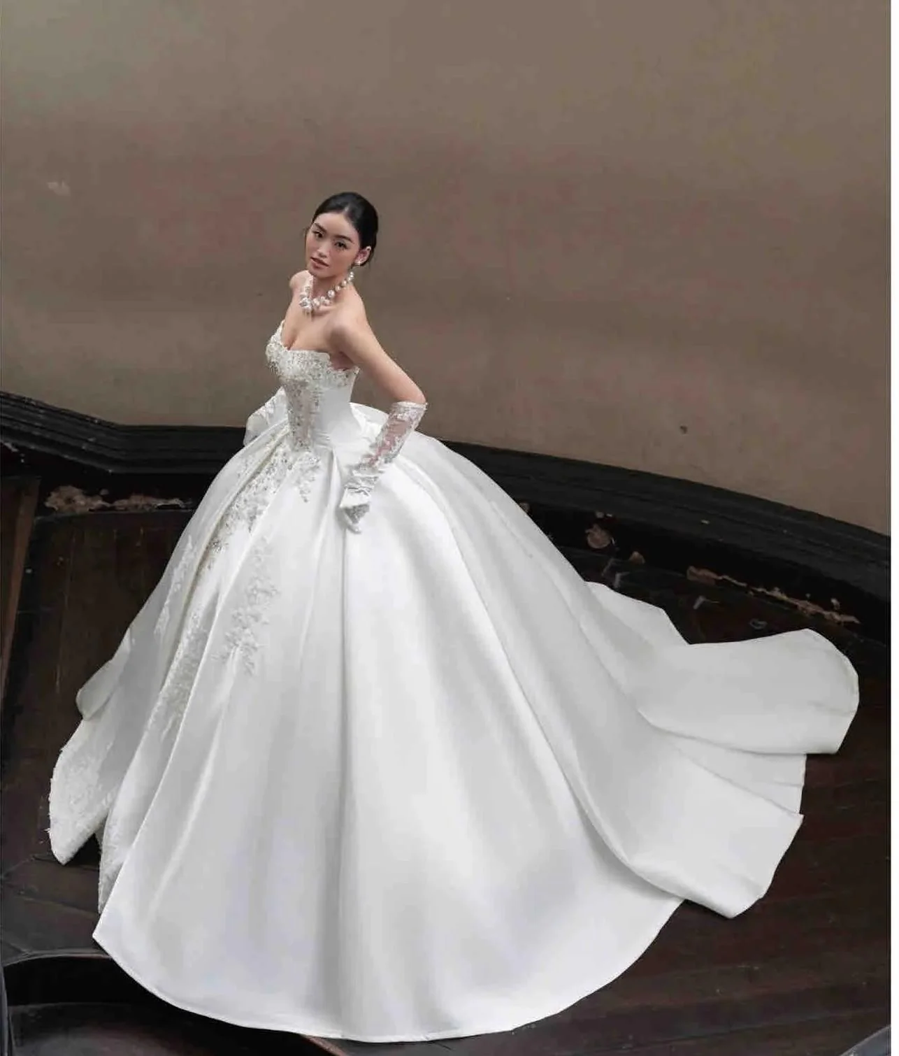 Modest Strapless Luxury Wedding Dresses White Ball Gown Satin Applique Train Bridal Gowns DP2985 - Deanwangkt