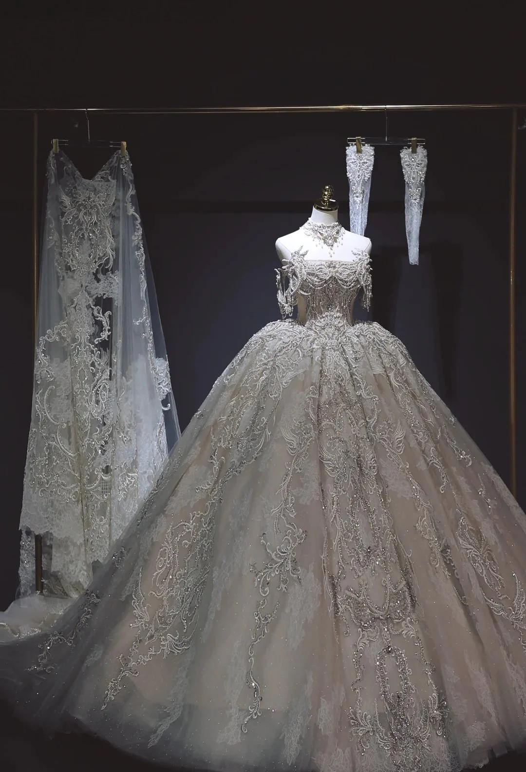 Elegant Off-the-shoulder Ball Gown Tulle Lace Wedding Dress Timeless Beaded Applique Bridal Gown DP2917 - Deanwangkt