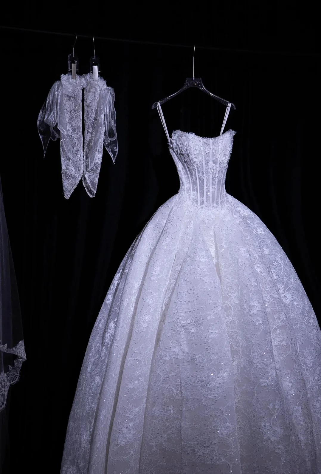 Timeless Strapless Ball Gown Lace Applique Wedding Dress Elegant White Sleeveless Bridal Dress DP2971 - Deanwangkt