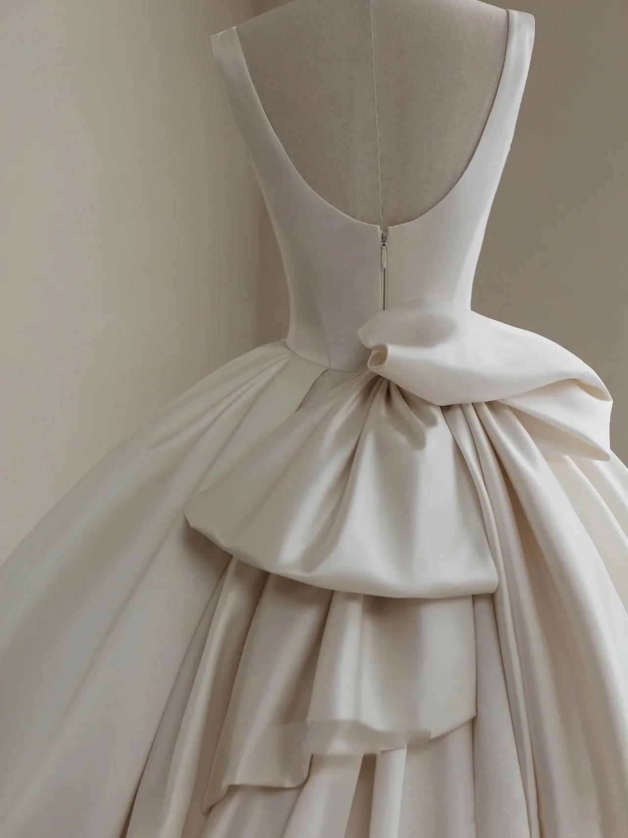 Romantic Wedding Gown Bridal Dress Ball Gown Square Neck Satin Wedding Dress Ivory Wedding Dresses Modest Wedding Gowns DH1781 - Deanwangkt