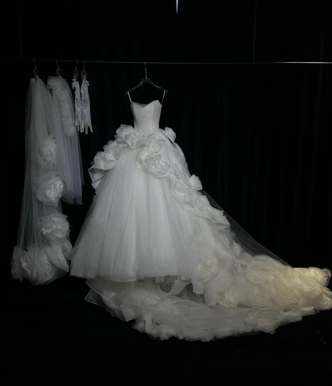 Elegant Strapless Ball Gown Tulle Wedding Dress Timeless Applique Bridal Gown DP2916 - Deanwangkt