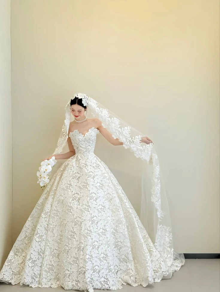 Extravagant Ball Gown Strapless White Lace Long Wedding Dresses Elegant Bridal Gowns DH680 - Deanwangkt
