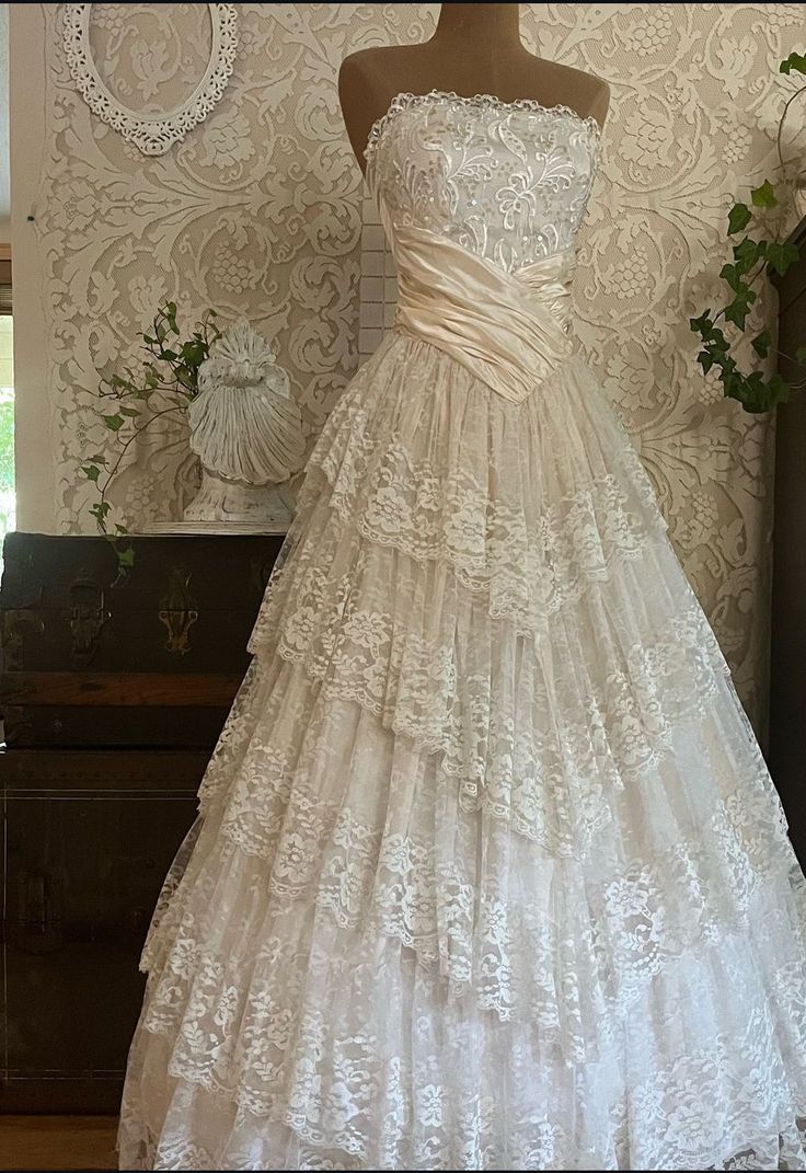 Princess Bridal Dress Ball Gown Strapless Sleeveless Lace White Appliques Wedding Dresses Pretty Bridal Gowns DH949 - Deanwangkt