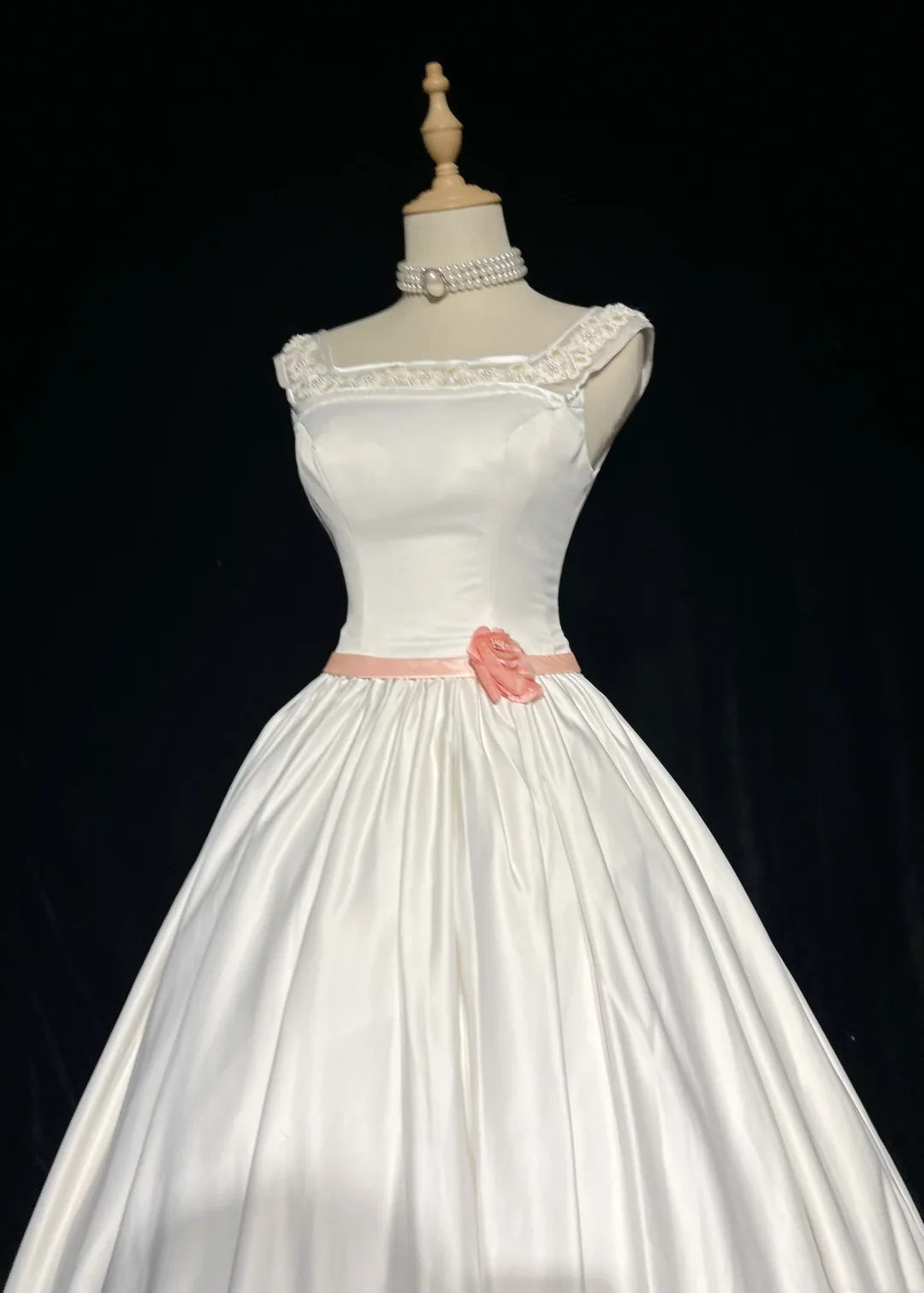 Vintage Bridal Gown Ball Gown Square Neck Sleeveless Satin Beads Long White 70s Wedding Dresses Elegant Bridal Gowns DH1102 - Deanwangkt