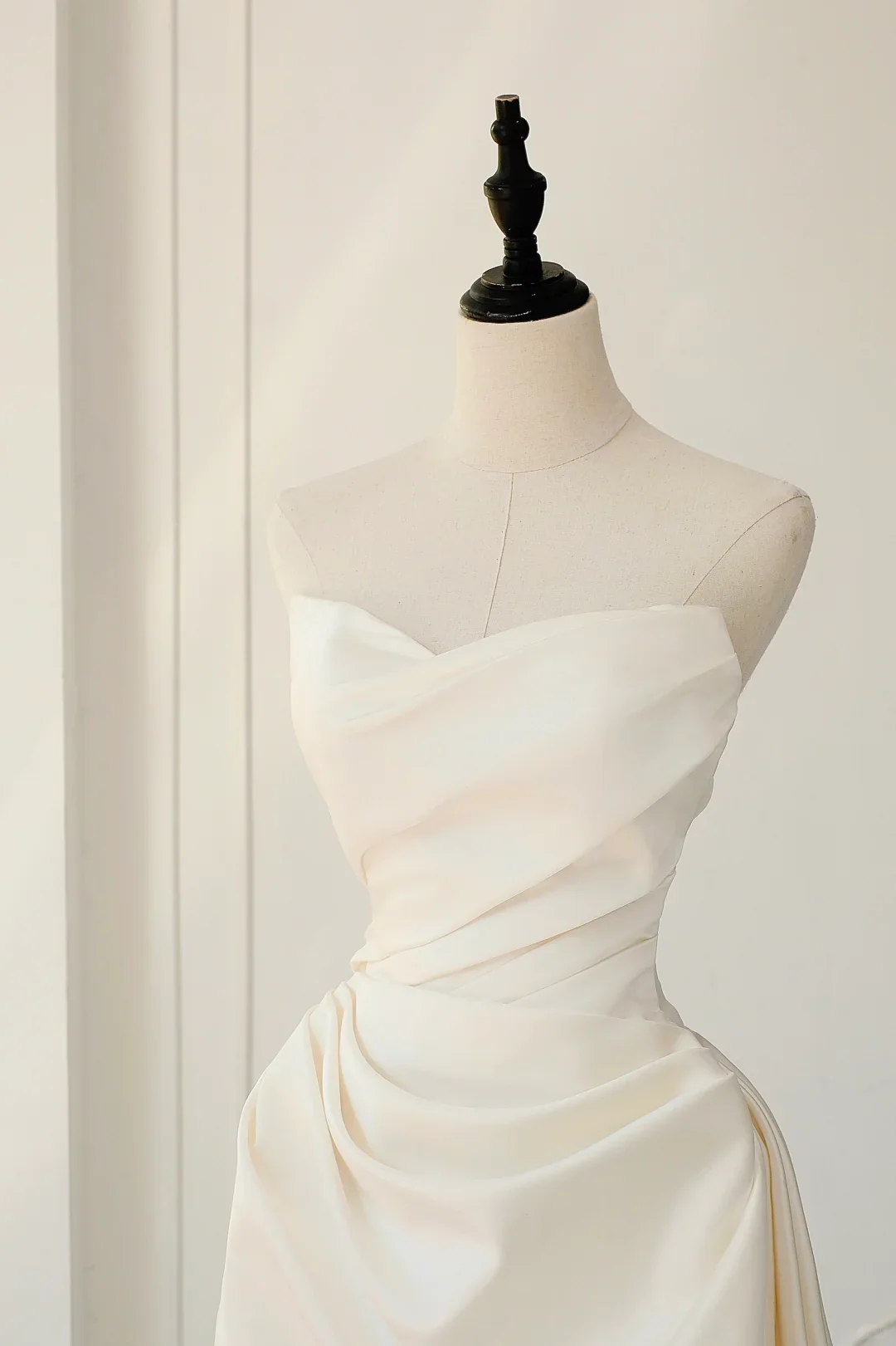 Timeless Bridal Gown Ball Gown Strapless Satin Pleated Sleeveless Long White Wedding Dresses Elegant Bridal Gowns DH893 - Deanwangkt