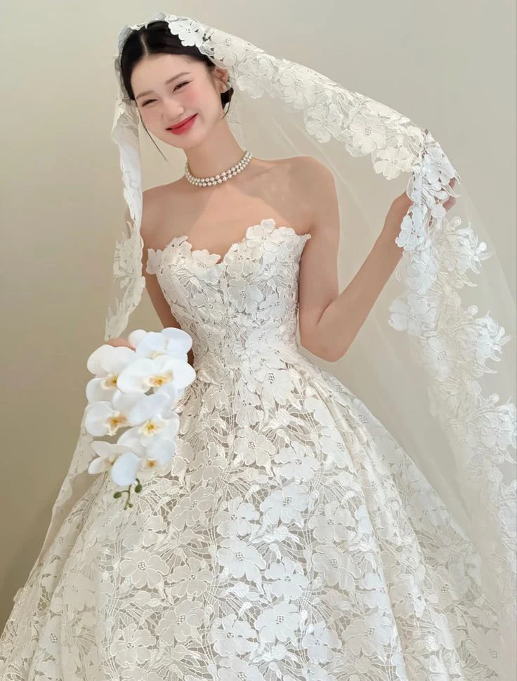 Extravagant Ball Gown Strapless White Lace Long Wedding Dresses Elegant Bridal Gowns DH680 - Deanwangkt