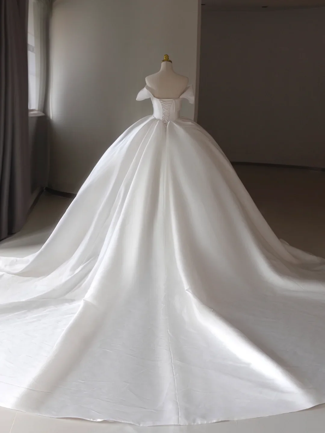 Princess Bridal Dress Ball Gown Off The Shoulder Satin Wedding Dress With White Short Sleeves Wedding Dresses Modest Wedding Gowns DH1289 - Deanwangkt