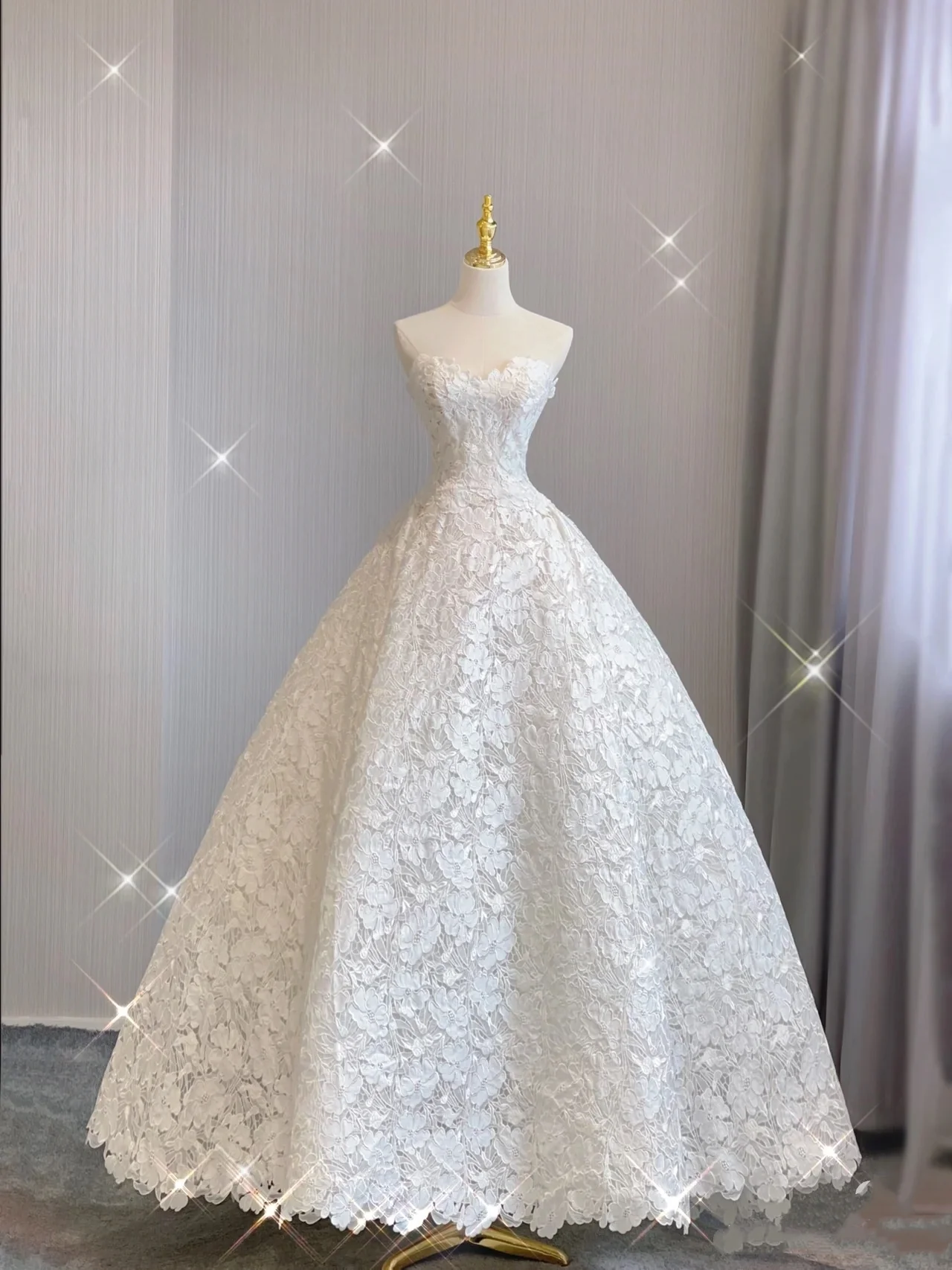 Extravagant Ball Gown Strapless White Lace Long Wedding Dresses Elegant Bridal Gowns DH680 - Deanwangkt