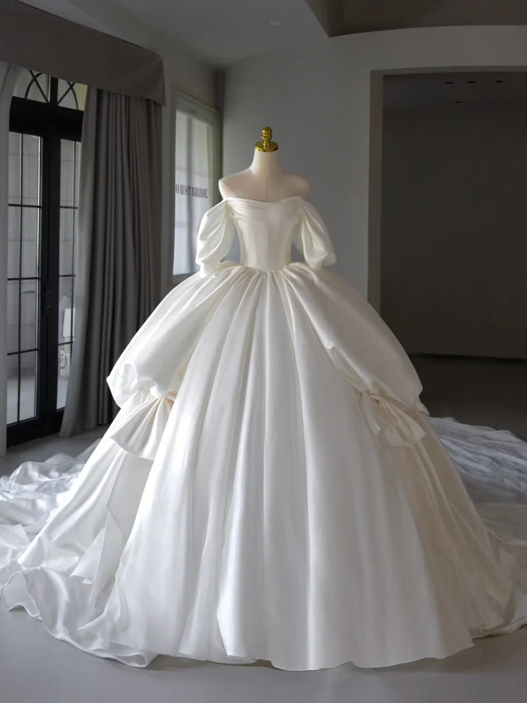 Princess Bridal Dress Ball Gown Off The Shoulder Satin Wedding Dress With Short Sleeves Wedding Dresses Modest Wedding Gowns DH1544 - Deanwangkt