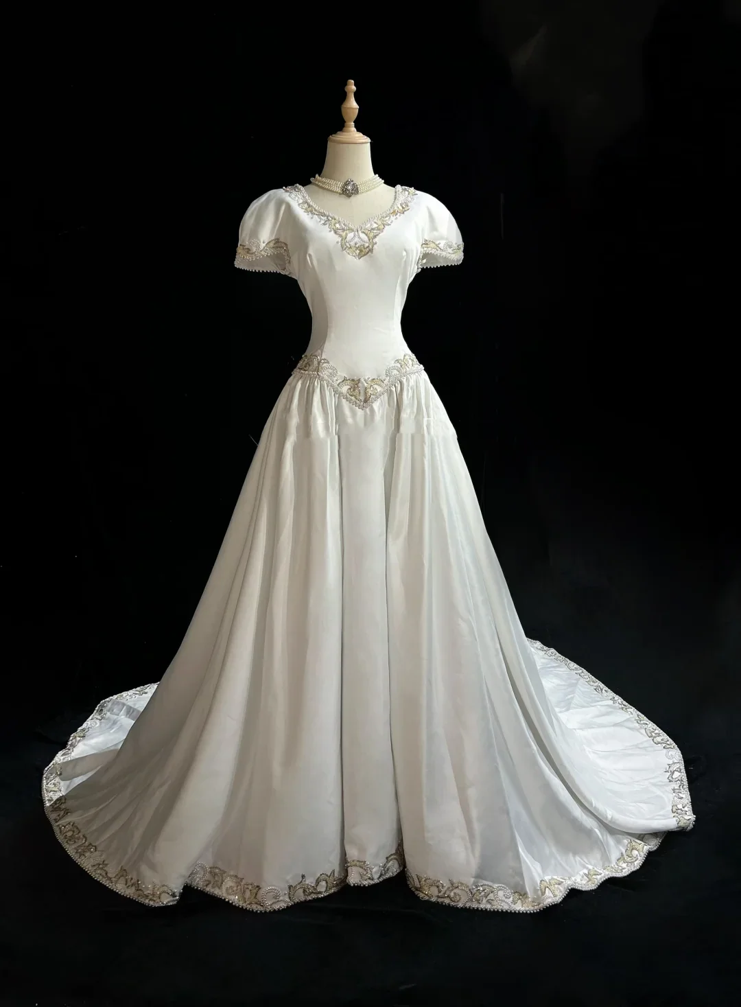 Classic Wedding Dress Ball Gown V Neck White Satin Long 70s Wedding Dresses Vintage Bride Dress Bridal Gowns DH1260 - Deanwangkt