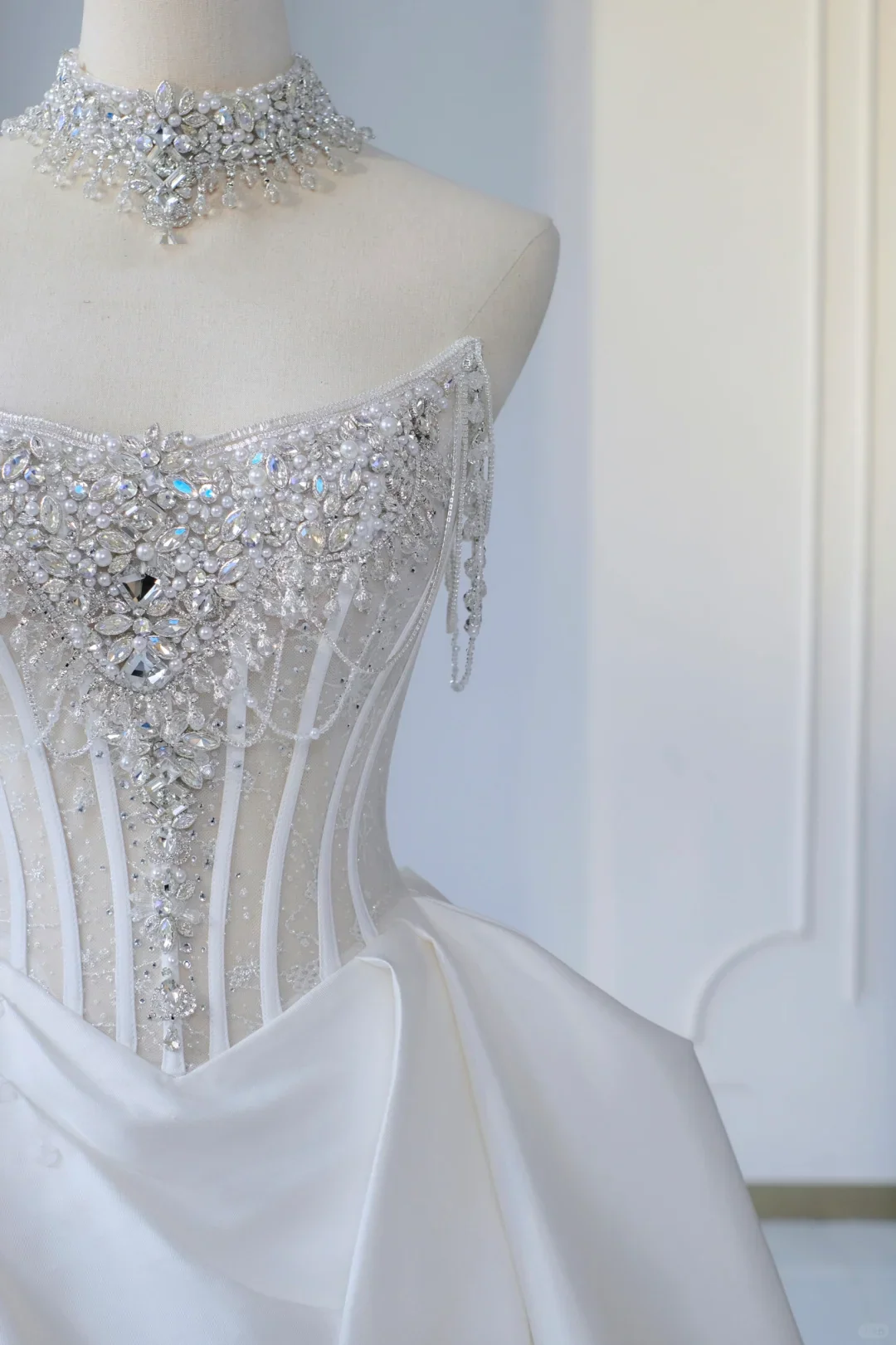 Timeless Bridal Gown Ball Gown Strapless Satin Silver Beads Sleeveless Long White Wedding Dresses Elegant Bridal Gowns DH888 - Deanwangkt