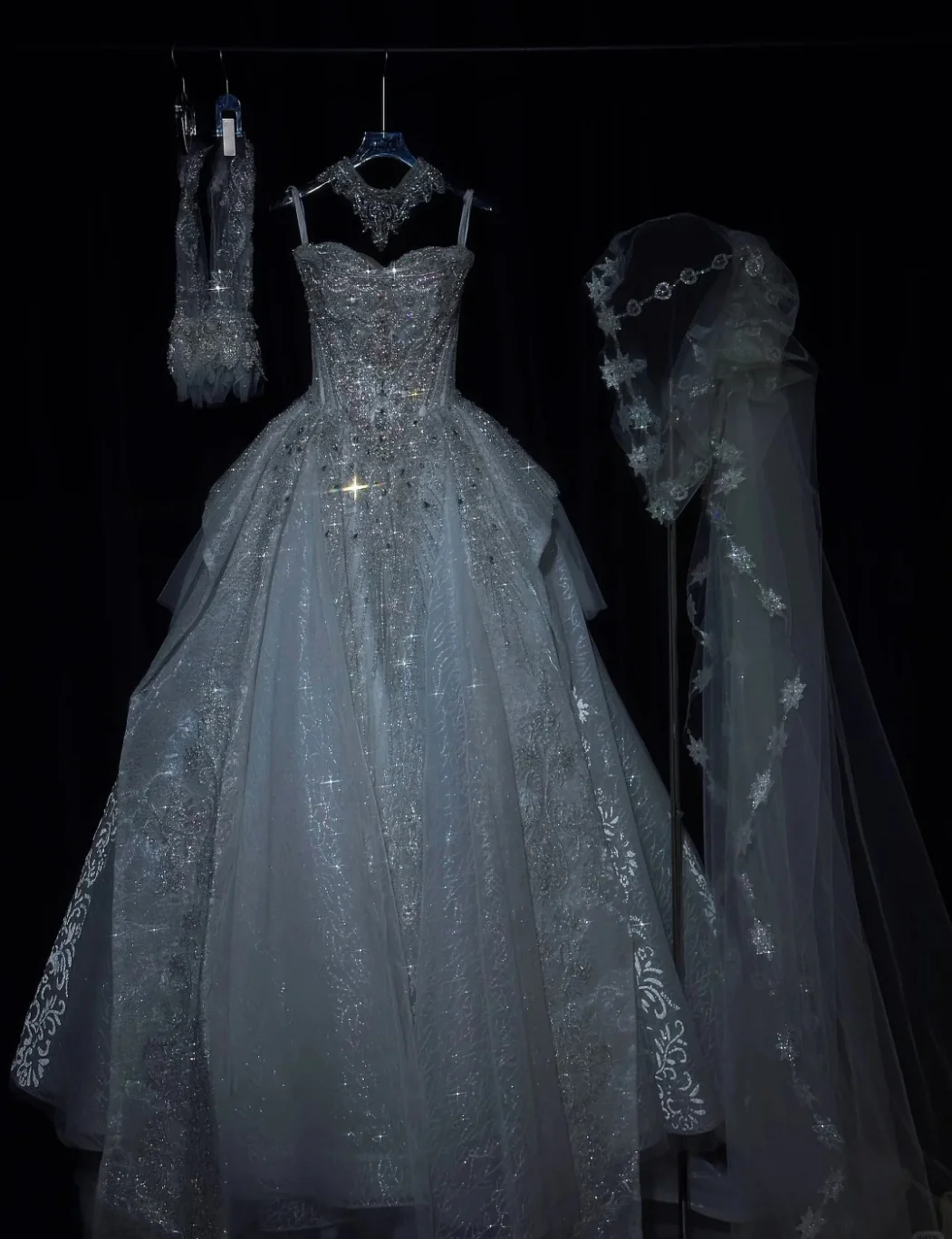 Elegant Strapless Ball Gown Tulle Beaded Wedding Dress Sparkly Applique Bridal Gown DP2920 - Deanwangkt