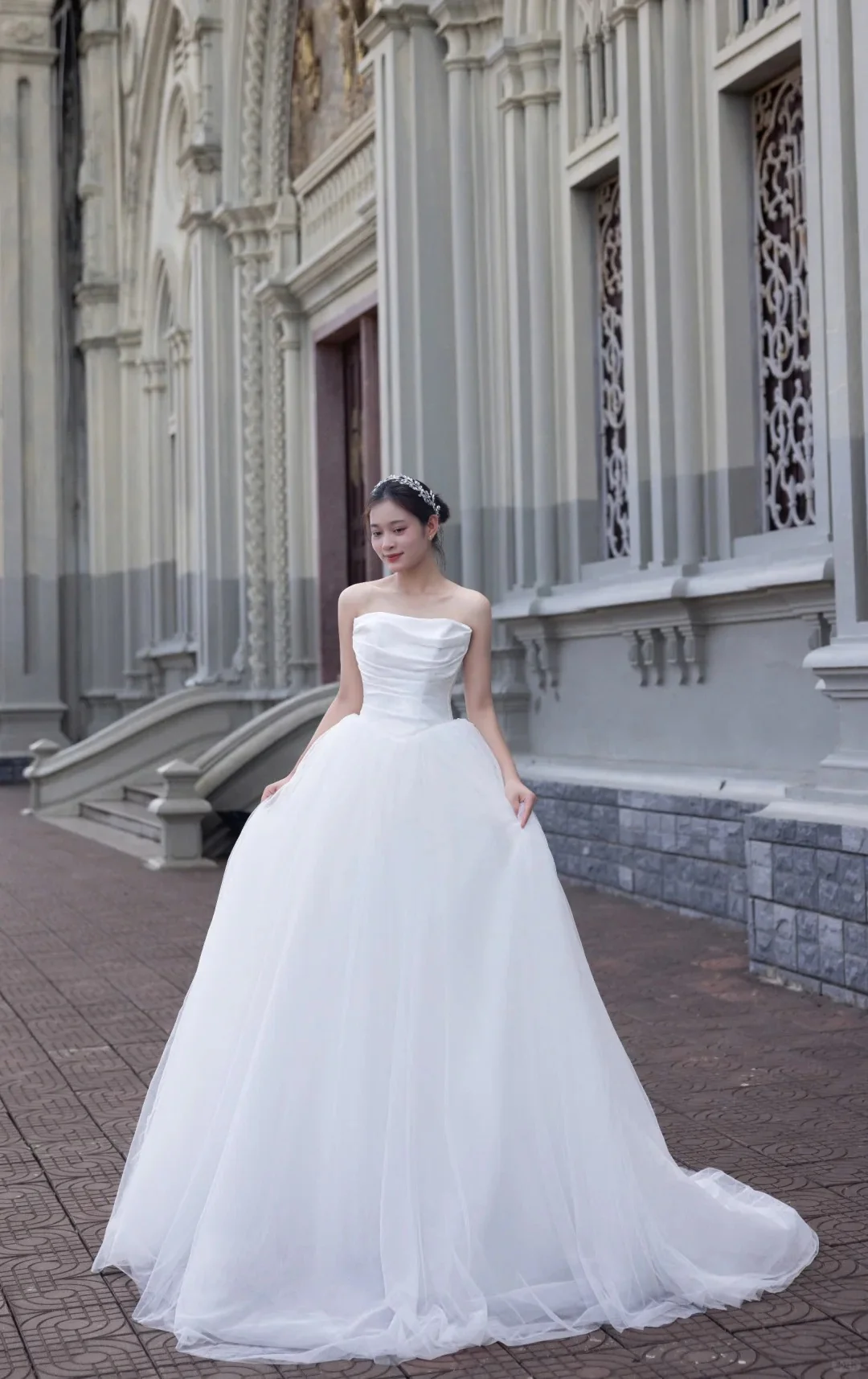 Simple Strapless Tulle Floor Length Wedding Dress Chic Sleeveless Bridal Gown DH2690 - Deanwangkt