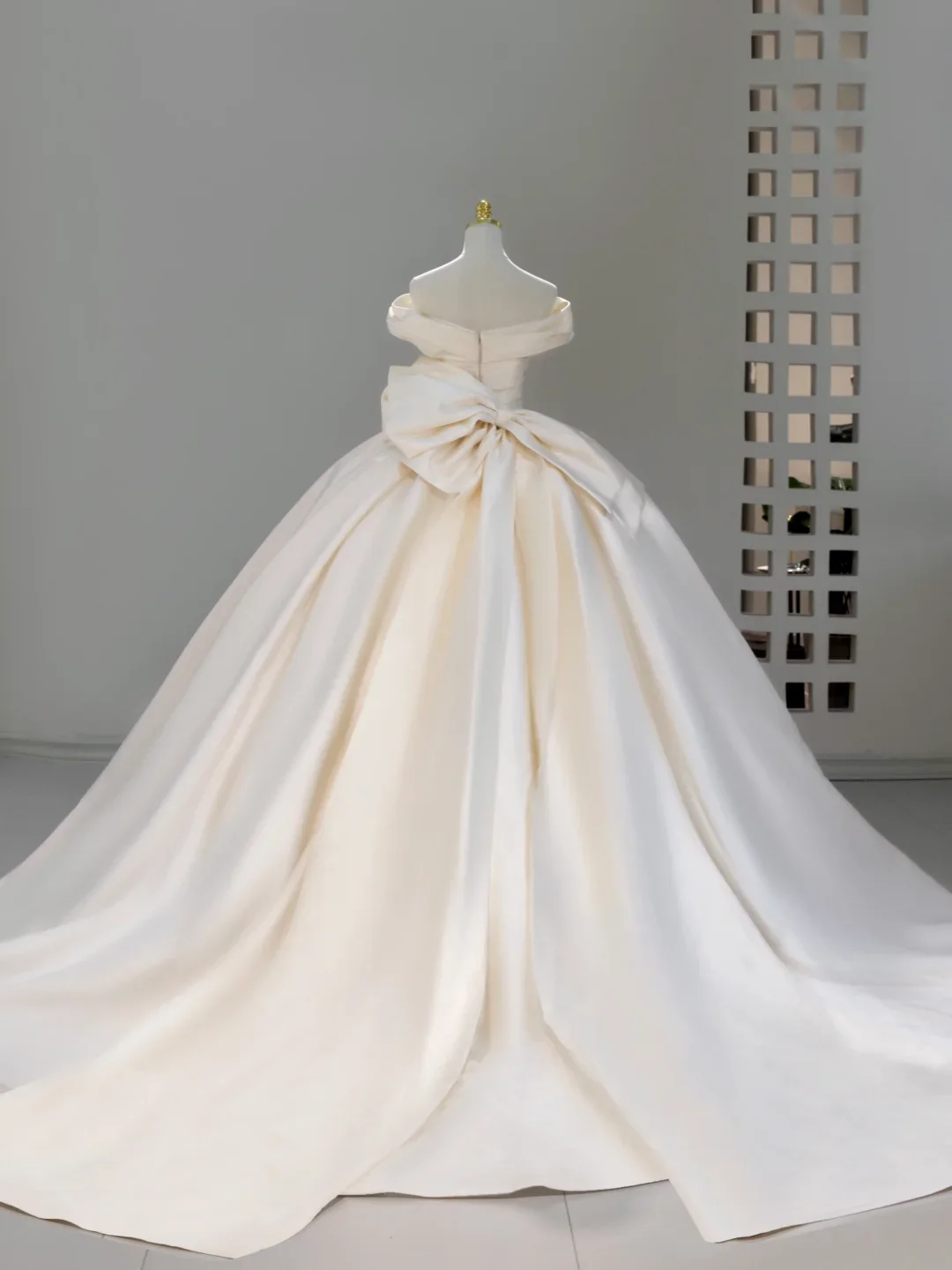 Princess Bridal Dress Ball Gown Off The Shoulder Ivory Satin Wedding Dress With Pleated Wedding Dresses Modest Wedding Gowns DH2047 - Deanwangkt