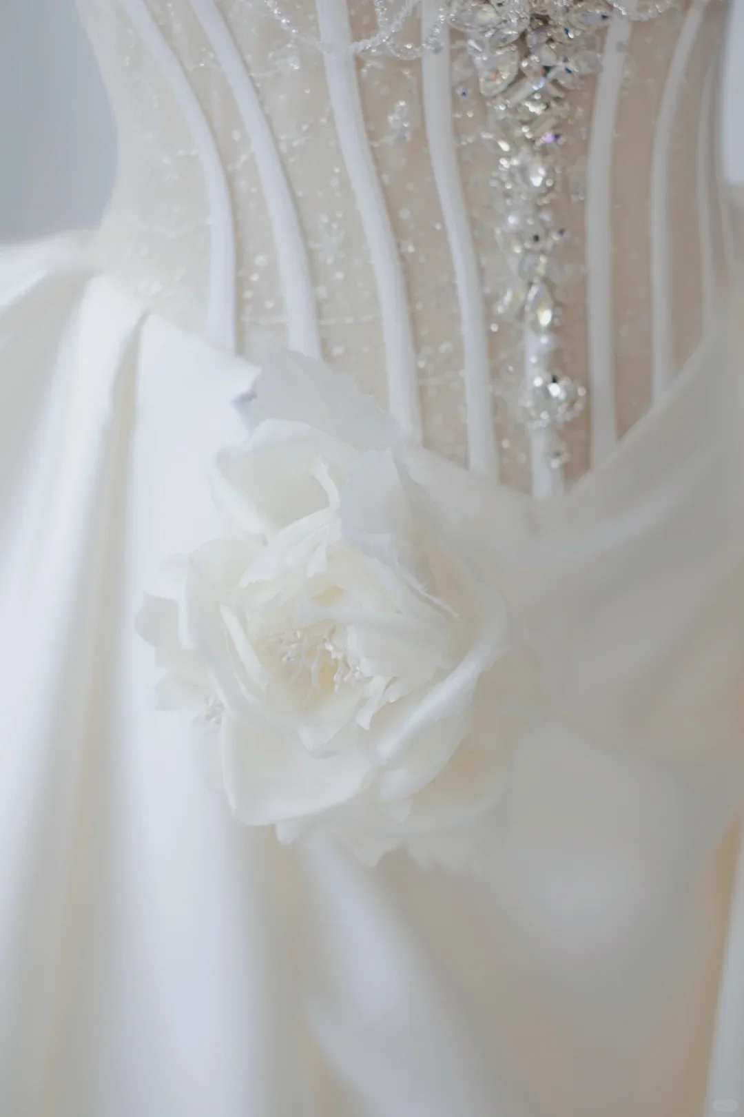 Timeless Bridal Gown Ball Gown Strapless Satin Silver Beads Sleeveless Long White Wedding Dresses Elegant Bridal Gowns DH888 - Deanwangkt